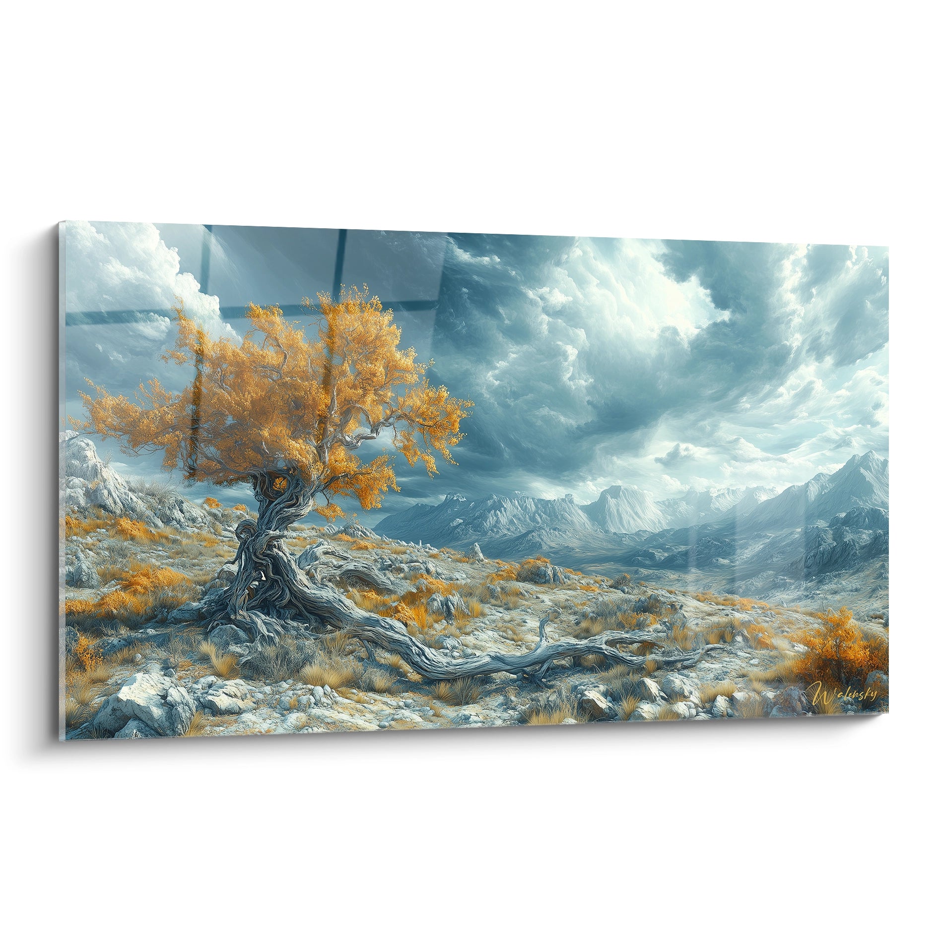 Un tableau montagne présentant un arbre solitaire aux feuilles dorées sur un promontoire rocheux, avec des nuages gris menaçants et des sommets enneigés en arrière-plan
