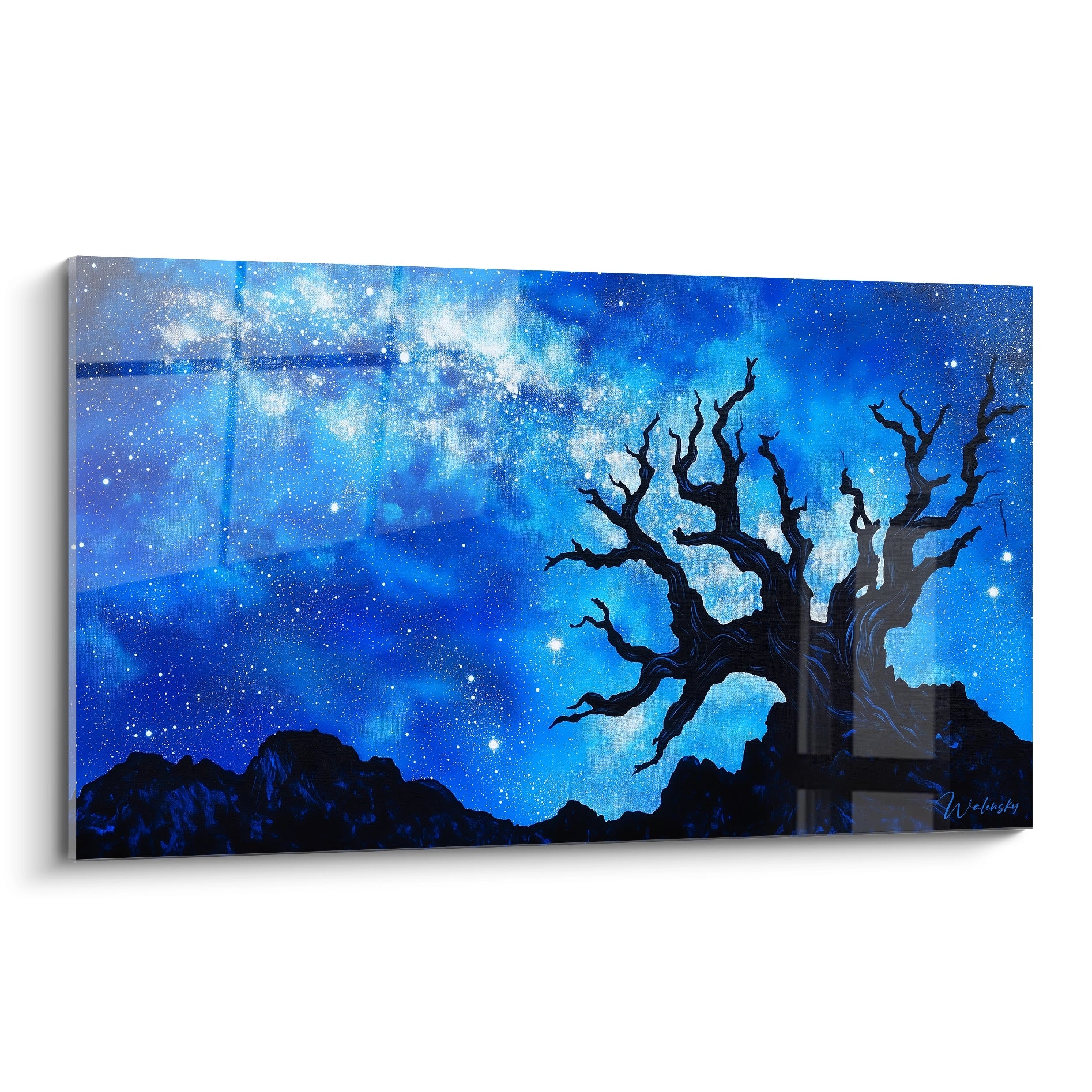 Tableau représentant un arbre solitaire aux branches nues sur fond de ciel nocturne bleu profond parsemé d'étoiles scintillantes et traversé par une voie lactée lumineuse.
