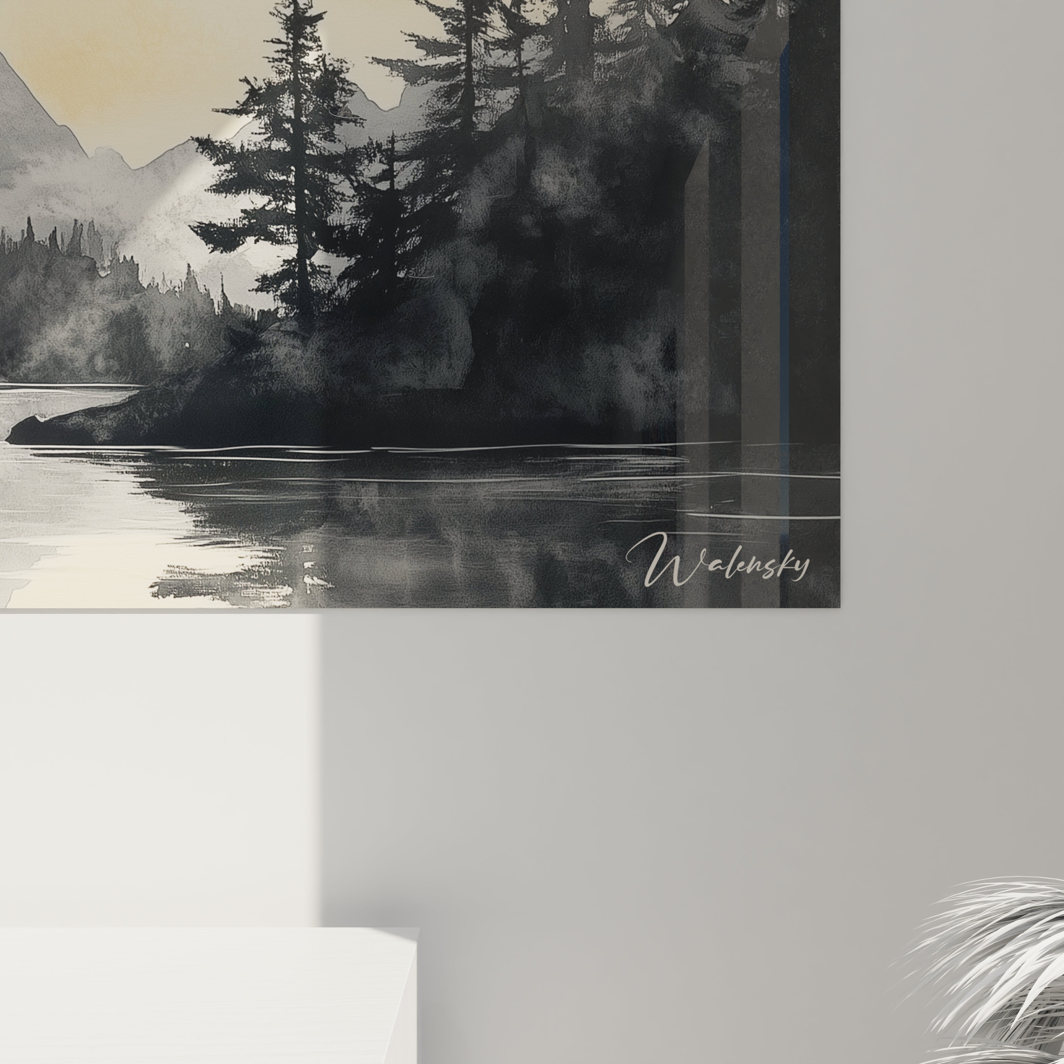 Un tableau montagne présentant une vue sereine d'un lac de montagne au premier plan, reflétant des pics rocheux voilés de brume et un ciel ambré, encadré par des sapins noirs, avec des textures fluides et des contrastes subtils entre ombre et lumière.
