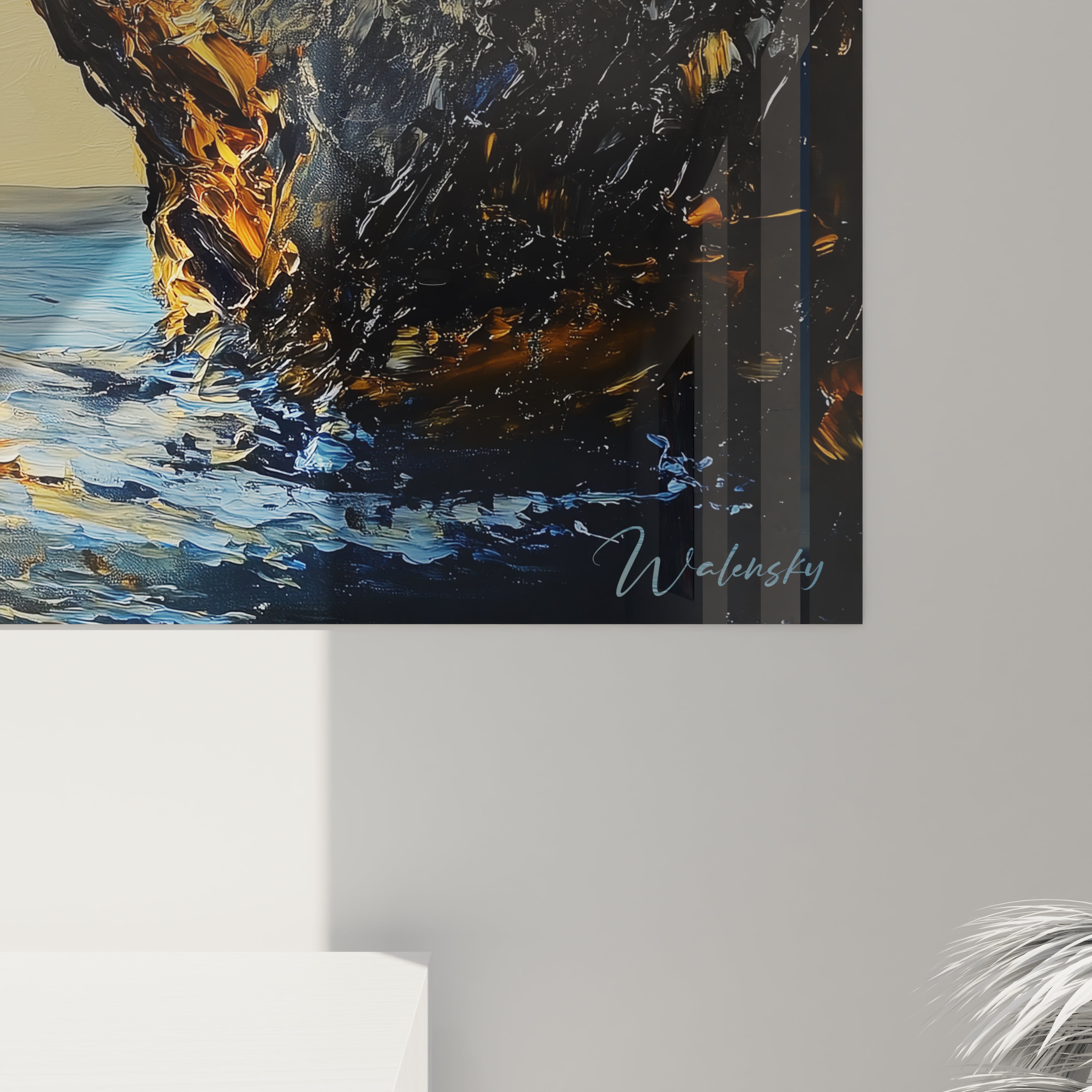 Un tableau mer capturant le moment où la lumière du soleil couchant traverse une arche rocheuse sombre, les reliefs sculptés par d'épais empâtements bleu-noir contrastant avec les teintes dorées et ambrées du ciel et de l'eau, créant un portail naturel vers l'horizon.
