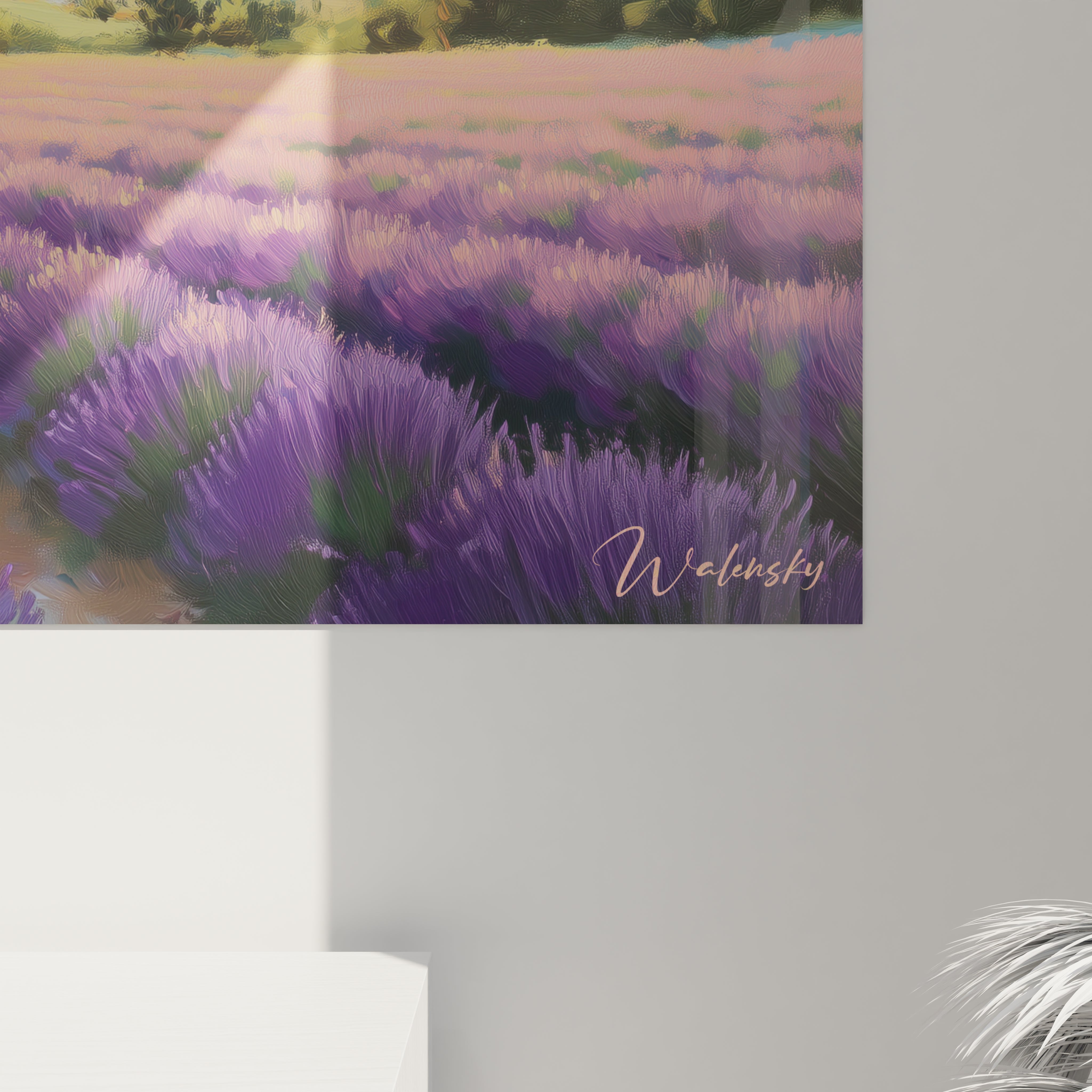Un tableau paysage illustrant des champs de lavande aux couleurs violettes intenses structurés en lignes géométriques avec des montagnes en arrière-plan et un ciel lumineux aux teintes chaudes.
