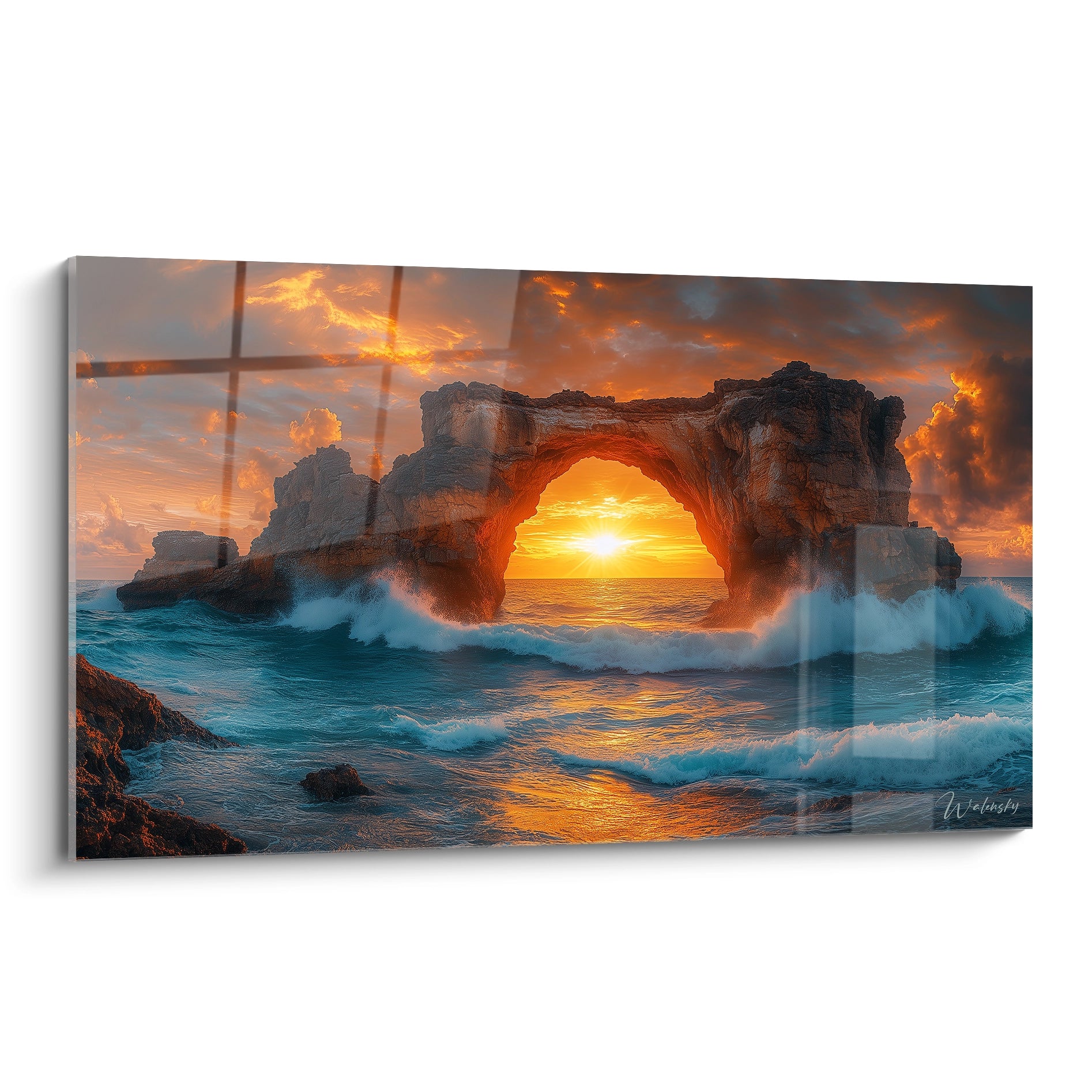 Un tableau coucher de soleil montrant une arche rocheuse grise encadrant le soleil orangé, avec des vagues bleues turquoise s'écrasant sur les rochers
