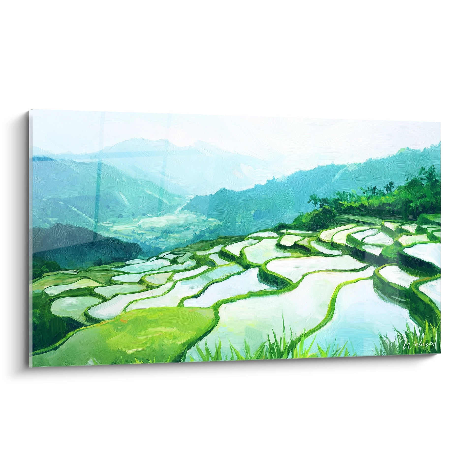 Un tableau rizières en terrasses présentant des parcelles agricoles inondées aux formes courbes s'étageant sur une pente, avec des bordures vert vif, des reflets blancs sur l'eau et des montagnes bleu turquoise brumeux à l'horizon.
