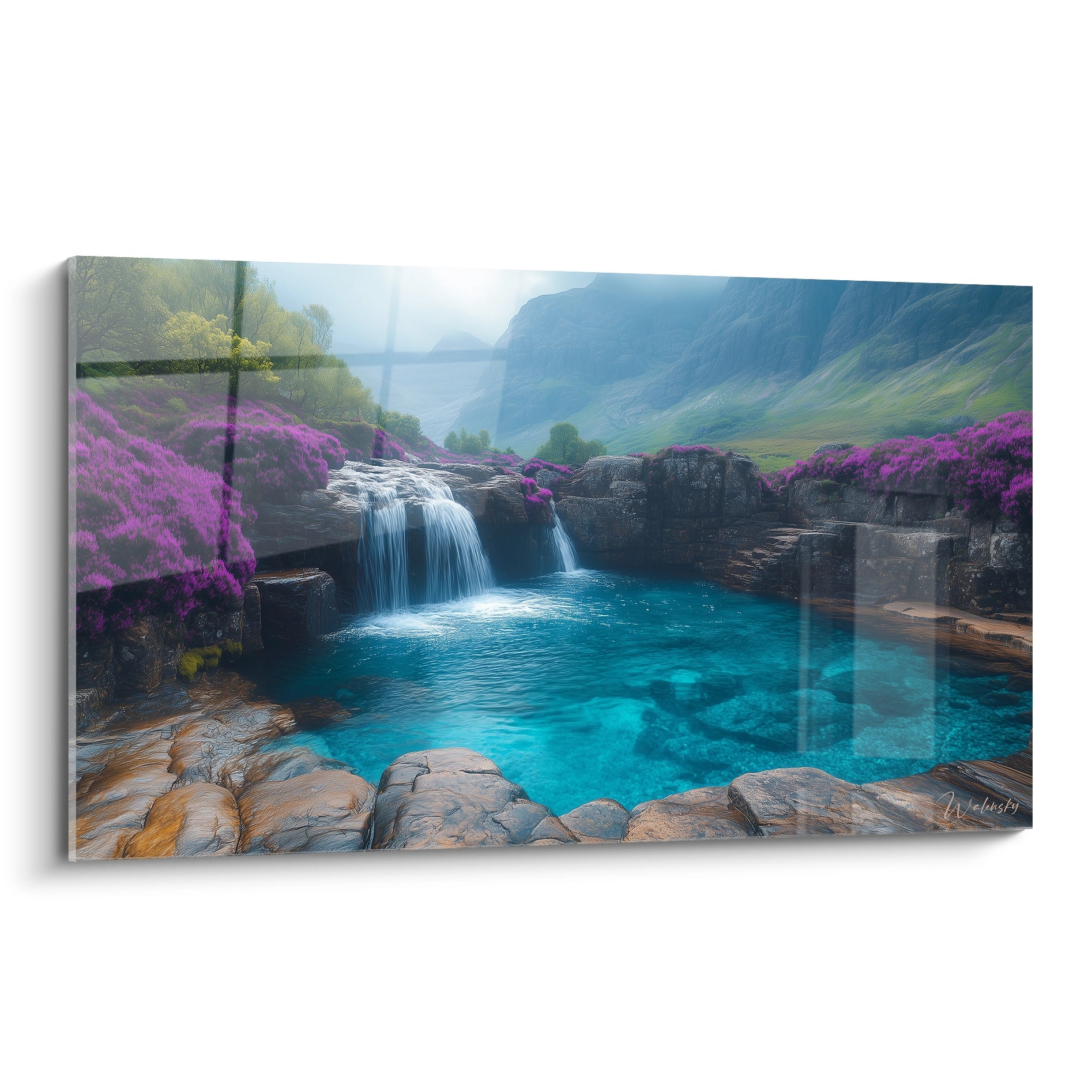 Un tableau cascade représentant une chute d'eau turquoise entourée de bruyères violettes, avec des rochers gris et un bassin transparent, dans une vallée montagneuse brumeuse aux teintes bleutées.
