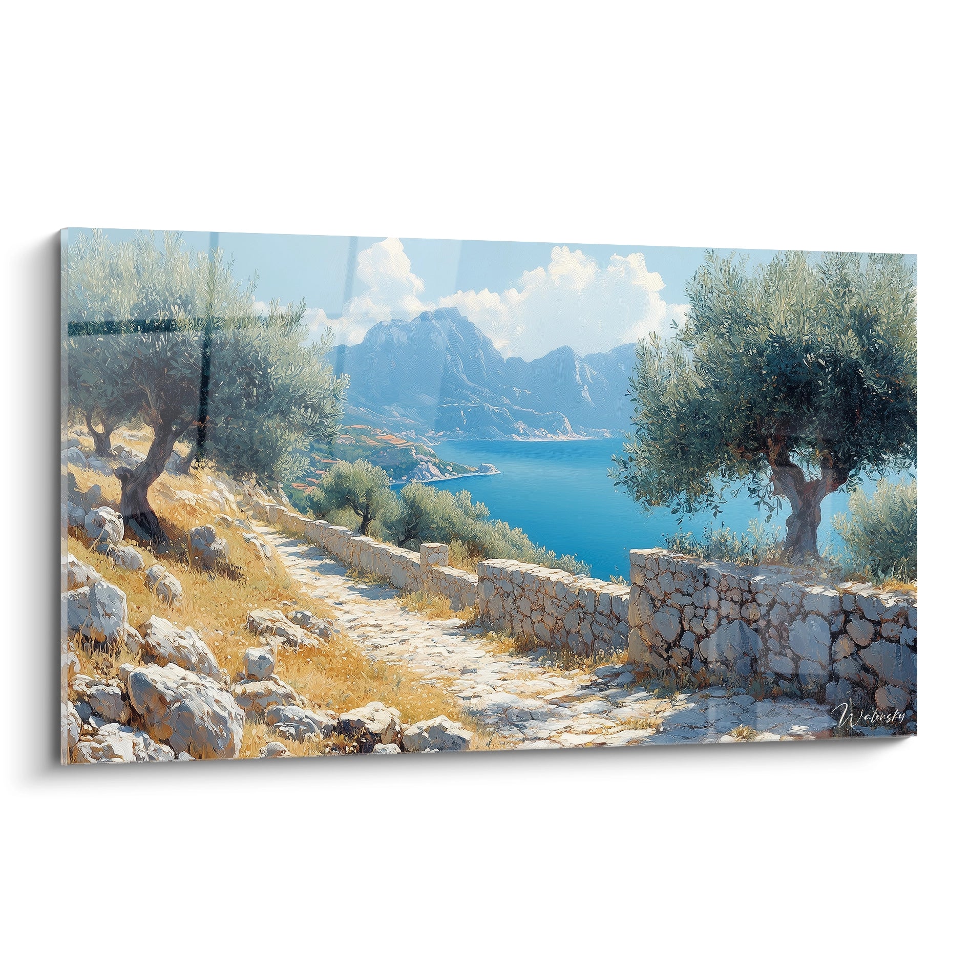 Un tableau méditerranéen représentant un chemin côtier bordé d'oliviers, avec des murets en pierre sèche, une mer turquoise et des montagnes lointaines, aux couleurs dominantes bleu, jaune doré et vert argenté, baigné d'une lumière éclatante.
