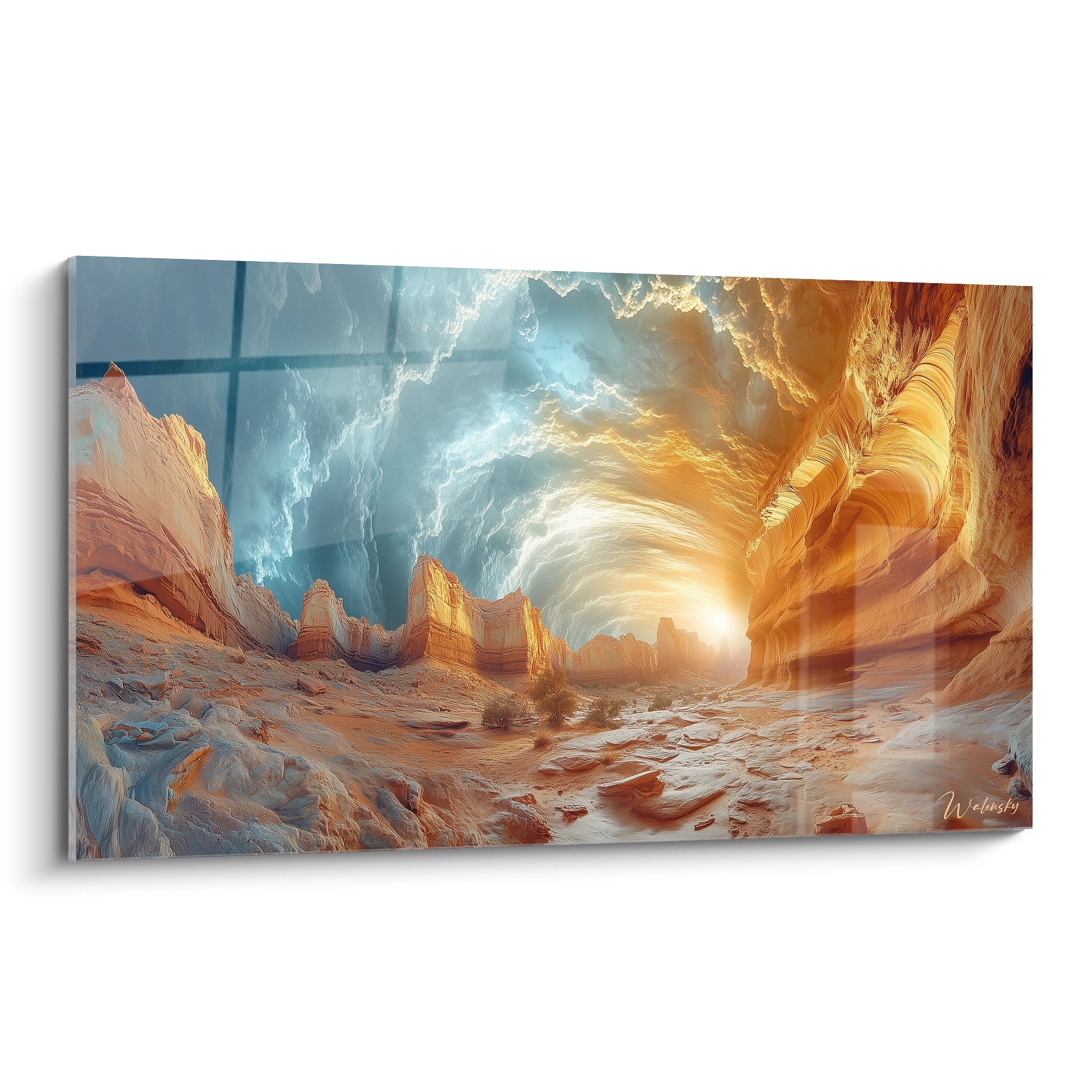 Tableau désert représentant un canyon sinueux avec des formations rocheuses orangées, un ciel bleu tourmenté et une lumière dorée émanant de l'horizon sur un fond sablonneux beige
