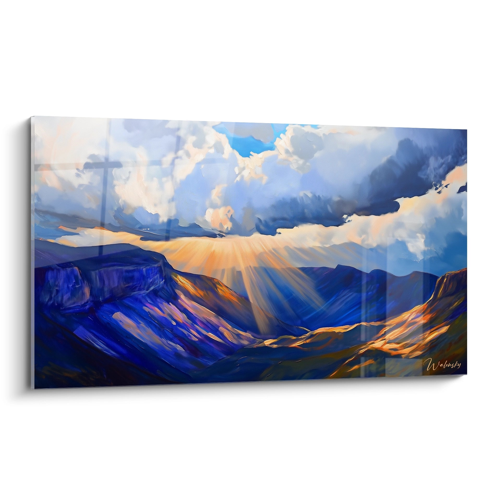 Un tableau montagne présentant un paysage alpin dramatique avec des rayons de soleil dorés perçant à travers des nuages denses, des sommets rocheux en bleu profond et des formations nuageuses blanches et grises
