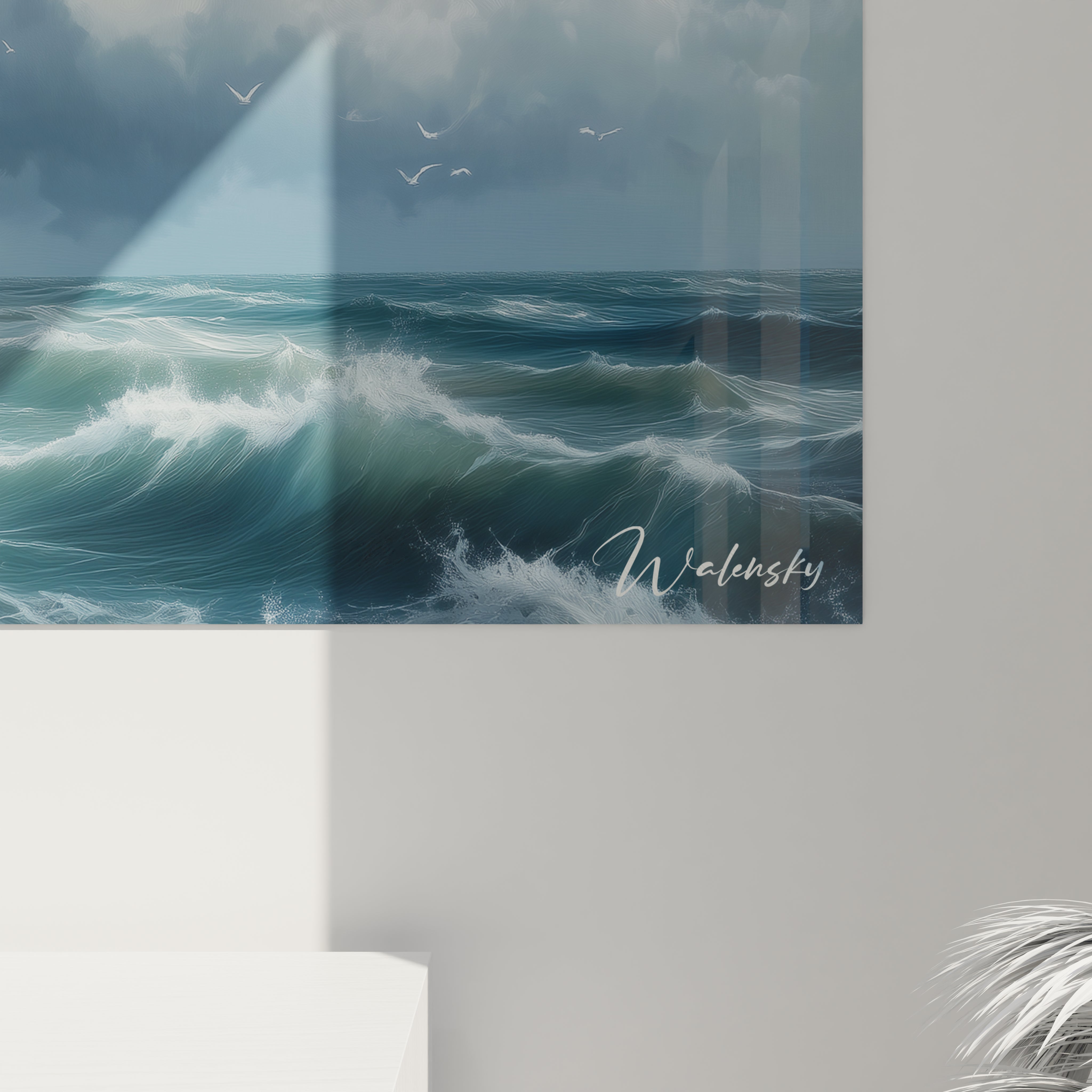 Tableau de phare sur falaises blanches vertigineuses, avec une mer déchaînée aux tons bleu profond et turquoise, capturant le mouvement des vagues qui s'écrasent contre les rochers, sous un ciel dramatique aux nuages volumineux.

