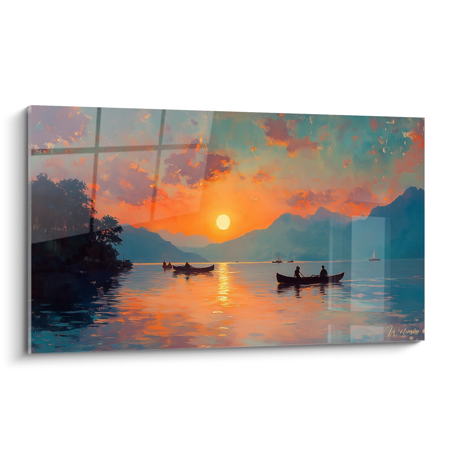 Tableau lac au coucher de soleil montrant plusieurs embarcations silhouettées sur une eau calme reflétant les couleurs orange et jaunes d'un ciel embrasé, avec des montagnes bleues en arrière-plan et des arbres sombres au premier plan.
