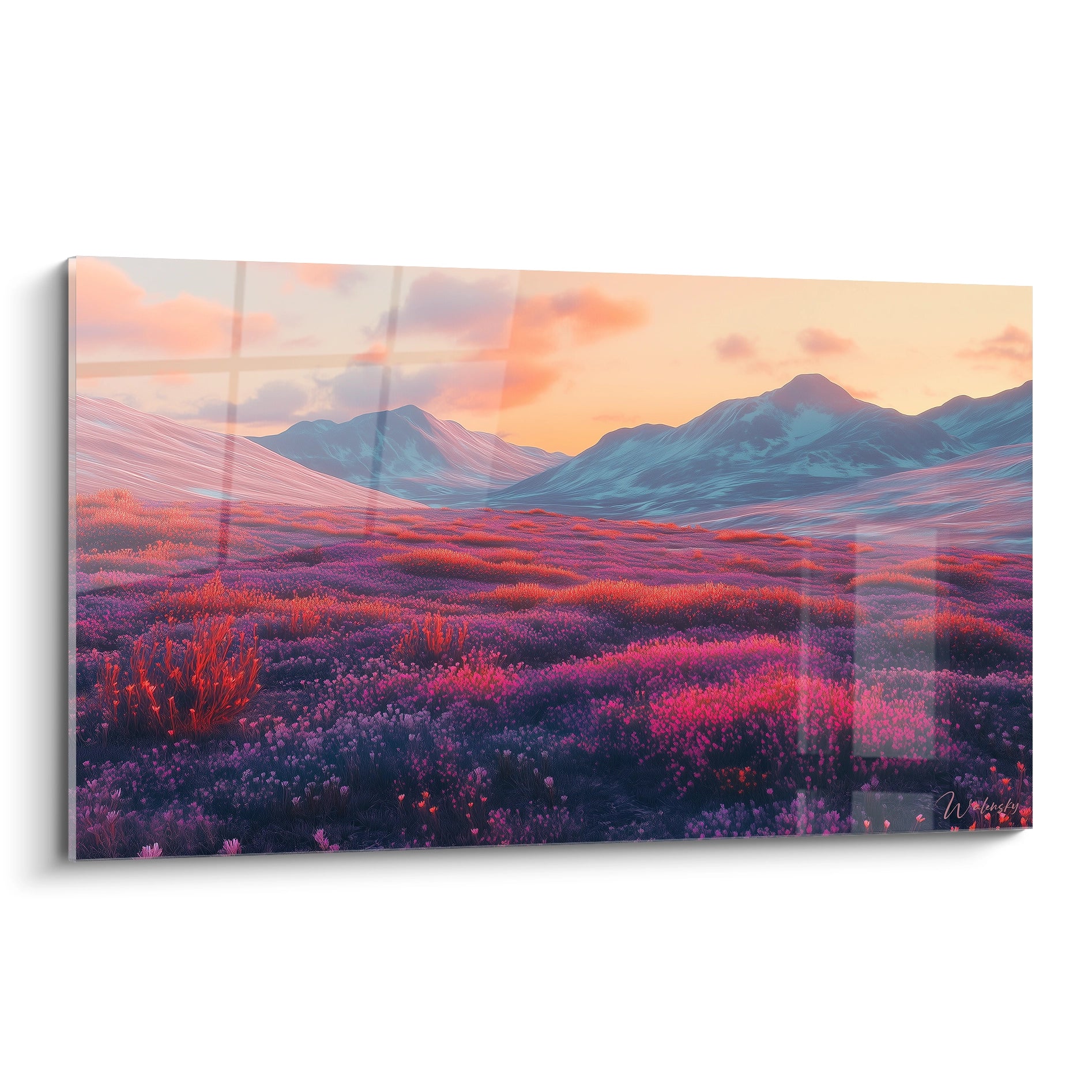Un tableau montagne présentant un paysage alpin avec des prairies fleuries violettes et roses au premier plan, des montagnes bleues en arrière-plan sous un ciel aux nuances orangées et rosées.
