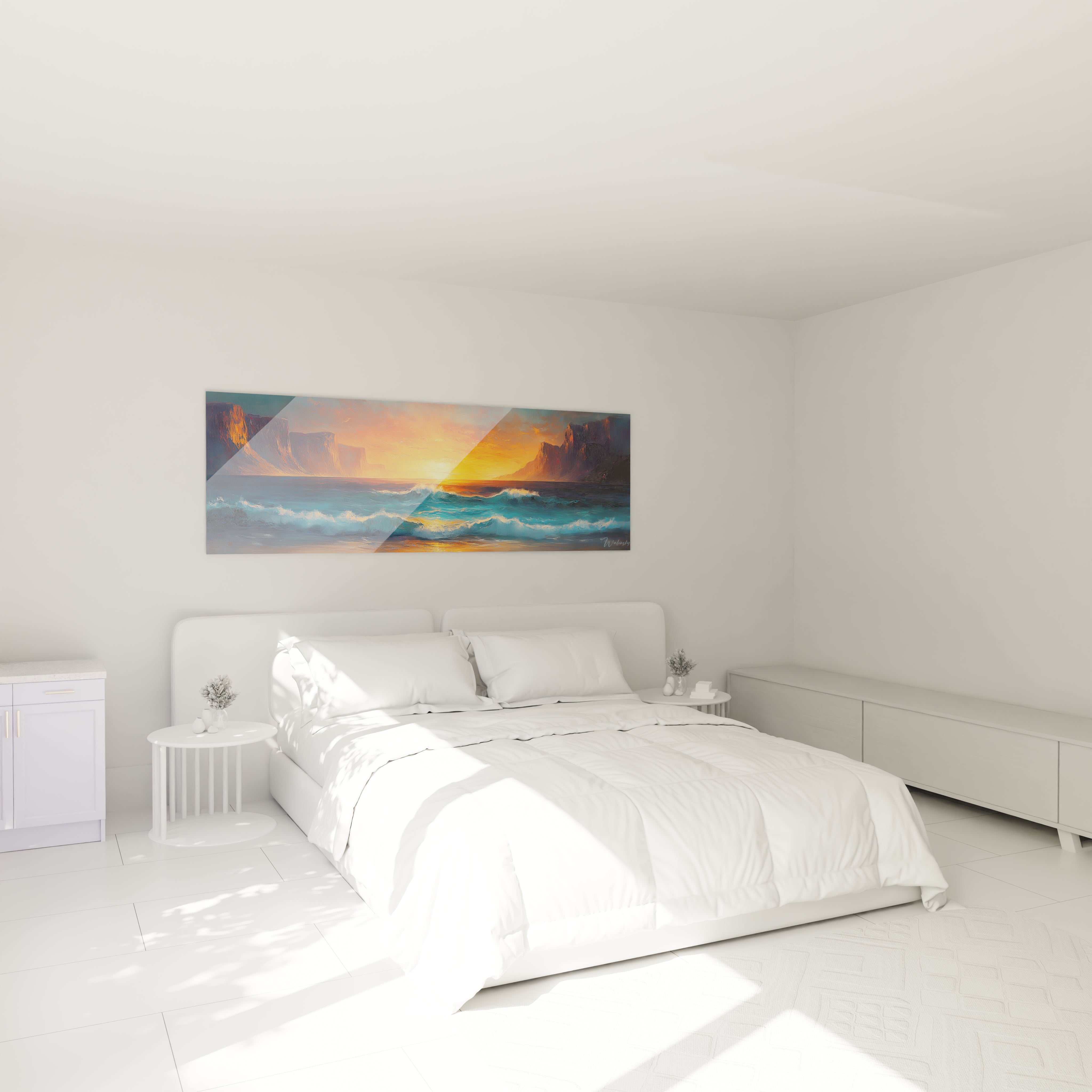 Tableau plage illustrant un horizon maritime où des vagues turquoise aux crêtes blanches rencontrent un ciel embrasé de teintes orange et jaune, créant un contraste saisissant avec les silhouettes sombres des falaises rocheuses qui bordent la baie.
