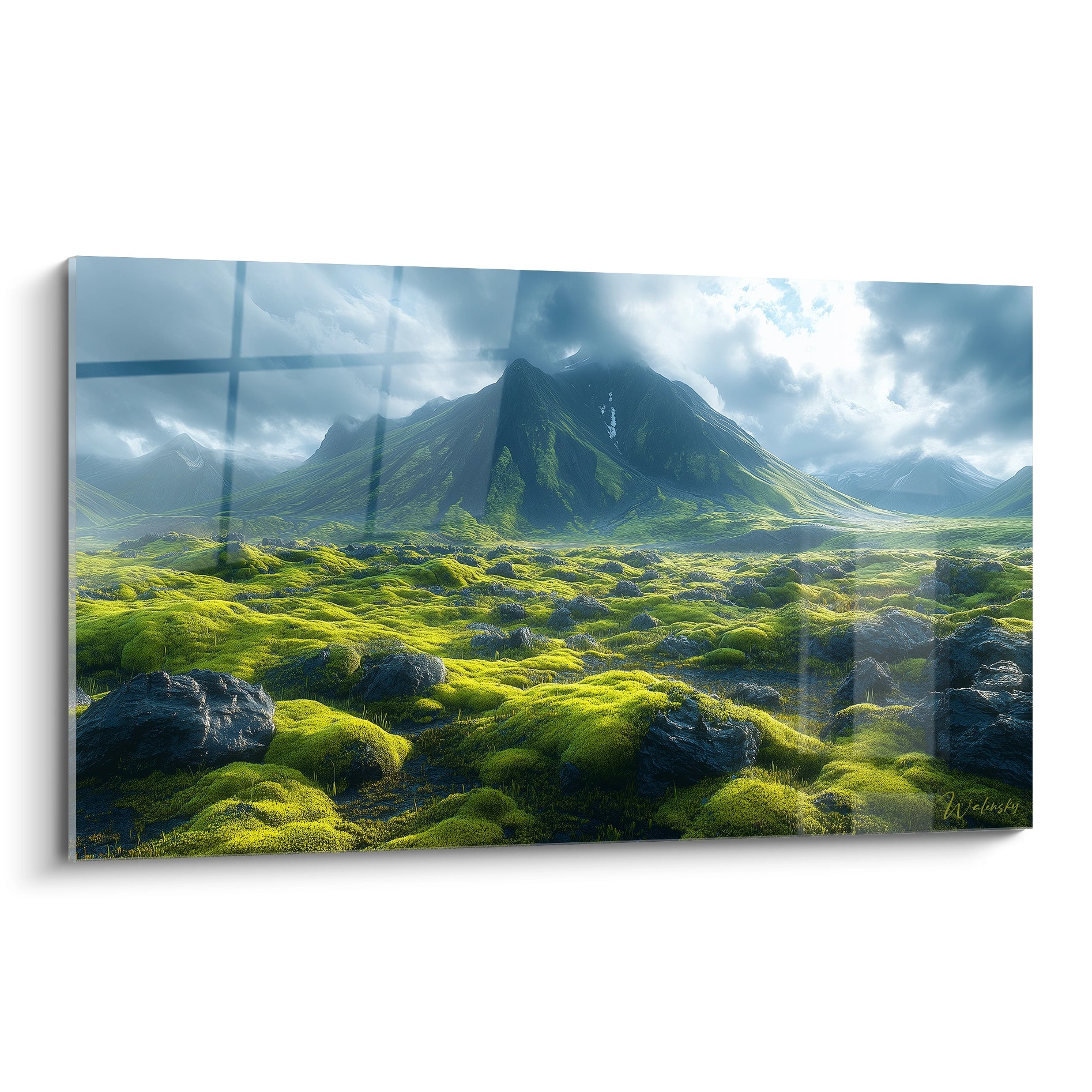 Tableau montagne présentant un paysage volcanique avec un pic central sombre entouré de nuages, des mousses vertes luxuriantes au premier plan et des formations rocheuses dispersées dans un environnement islandais caractéristique.
