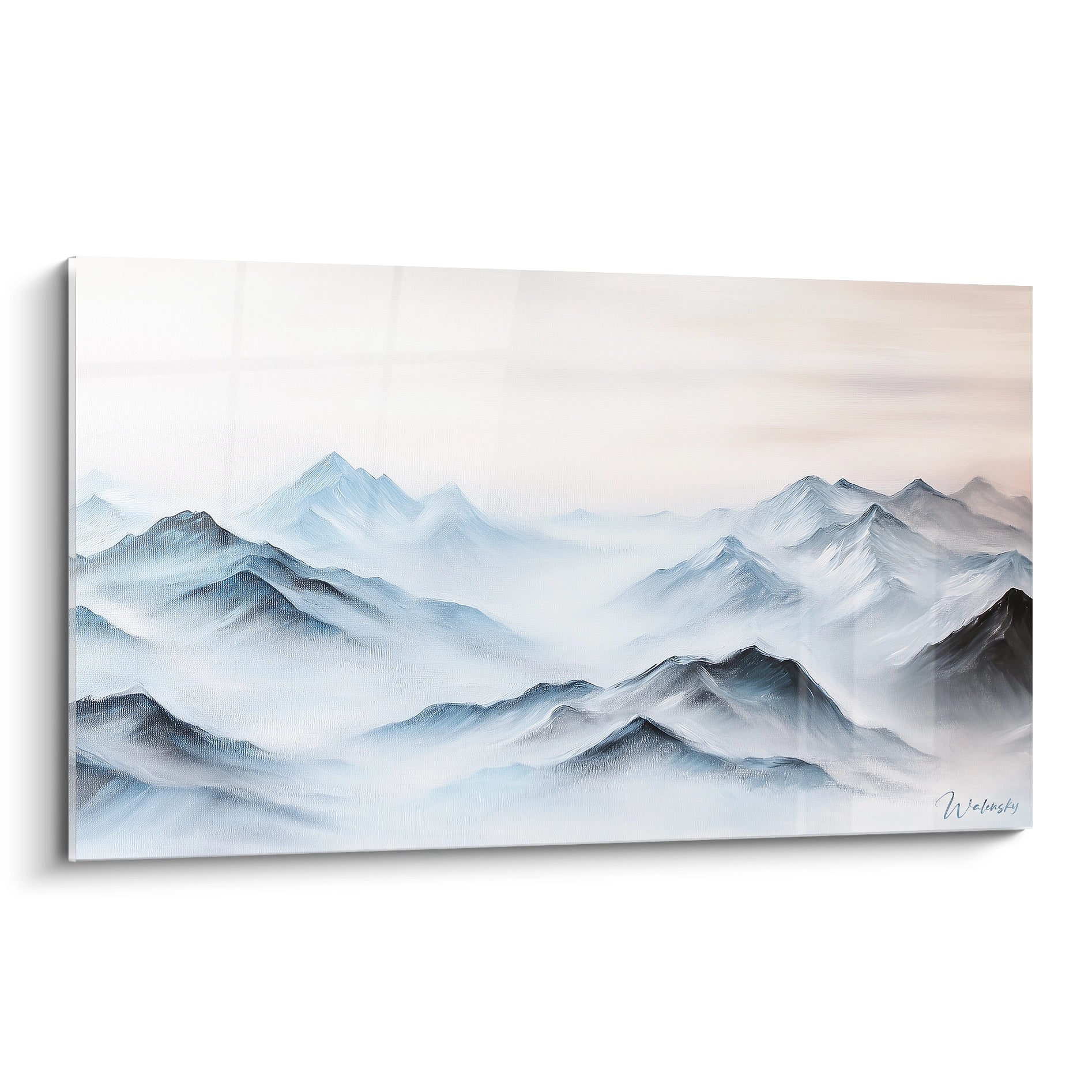 Un tableau montagne représentant une chaîne de sommets bleutés dans la brume matinale, avec des crêtes étagées qui s'étendent vers l'horizon, créant une impression de profondeur atmosphérique sur fond de ciel pastel.

