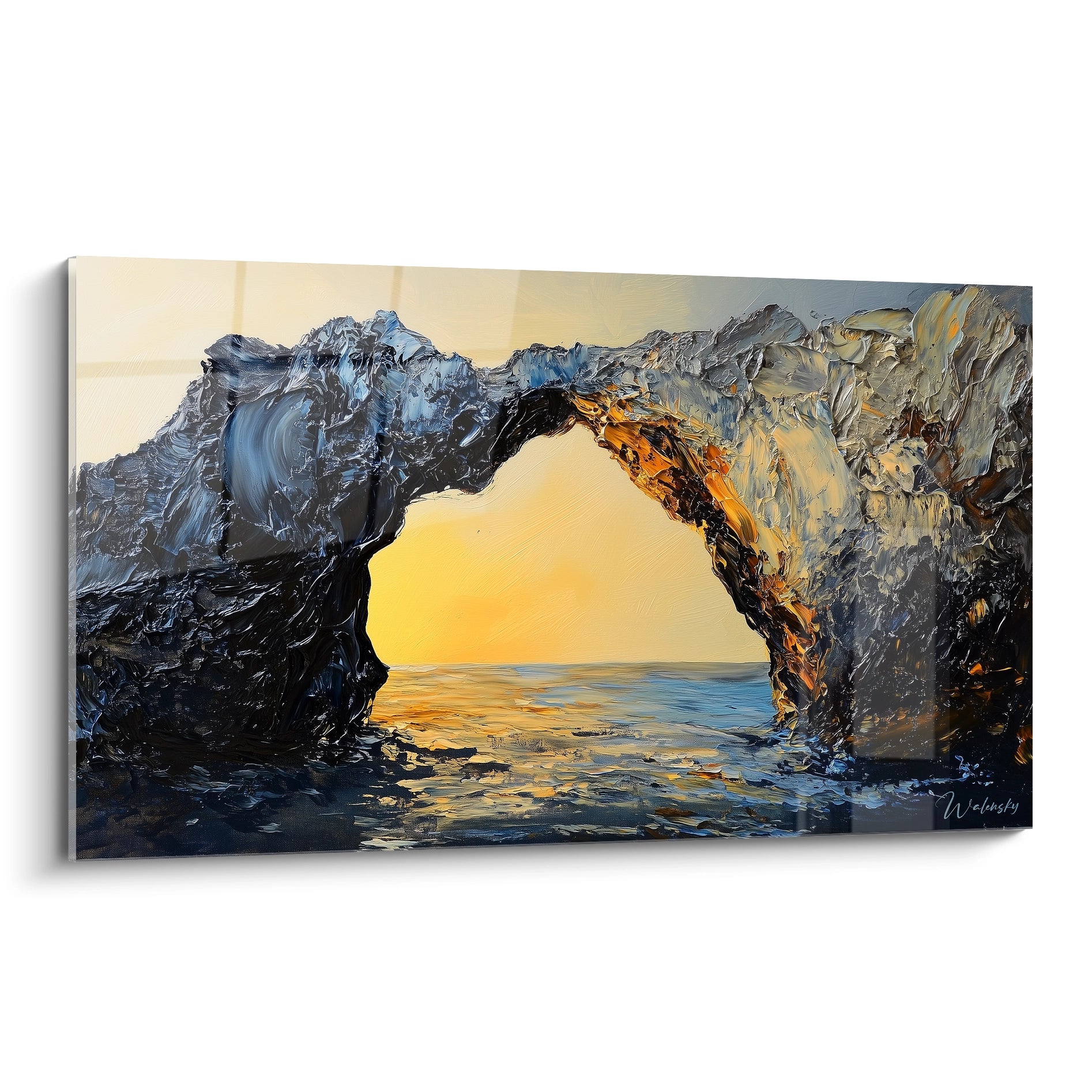 Un tableau mer représentant une arche rocheuse massive sur fond de coucher de soleil doré, avec des empâtements texturés créant du relief sur les falaises sombres, les reflets bleutés de l'eau capturant la lumière ambrée qui traverse l'ouverture naturelle.

