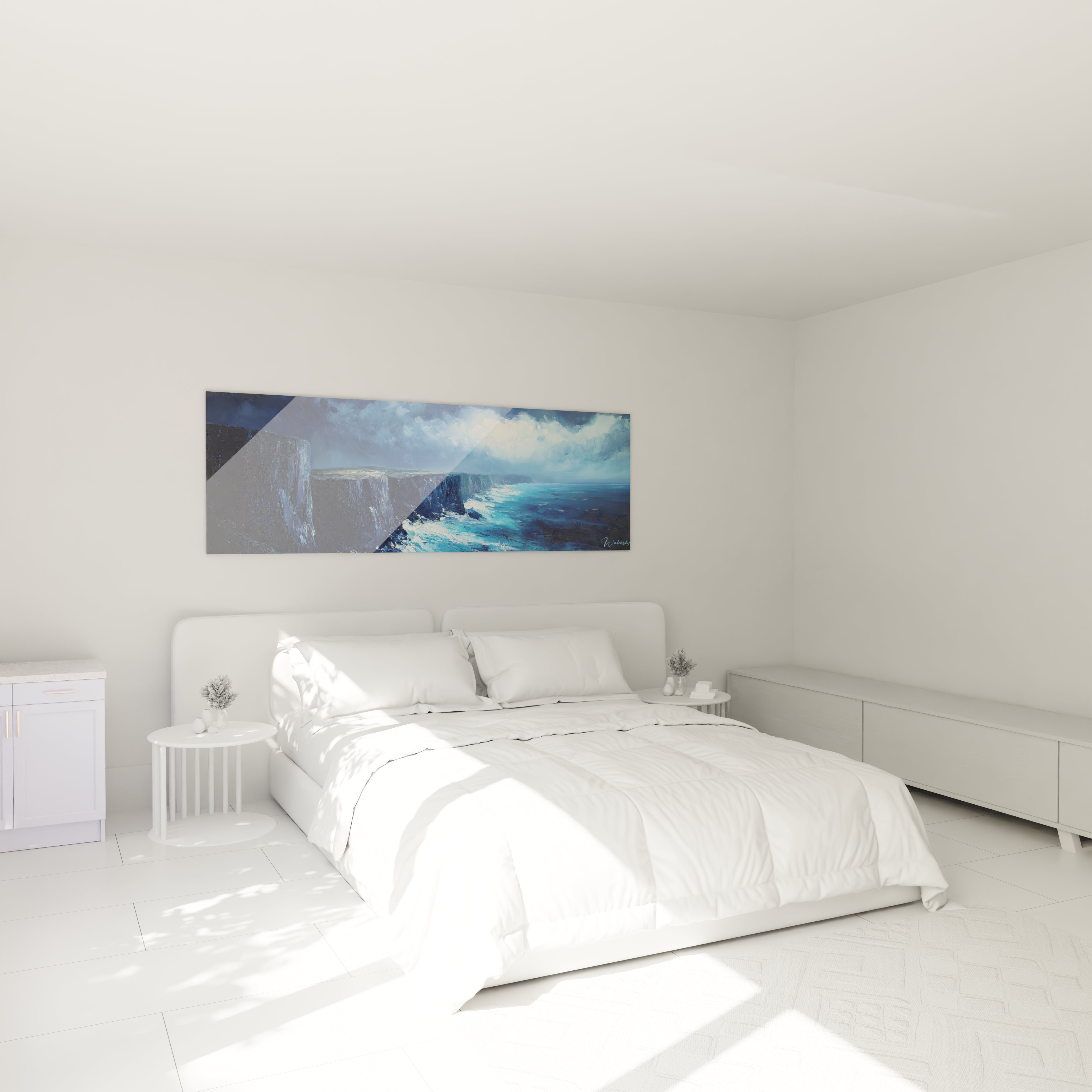 Un tableau mer panoramique montrant une côte rocheuse aux falaises abruptes plongeant dans des eaux turquoise écumeuses. Le camaïeu de bleus profonds et clairs crée une ambiance dramatique, accentuée par la lumière perçant à travers les nuages, illuminant partiellement la surface agitée de l'océan.
