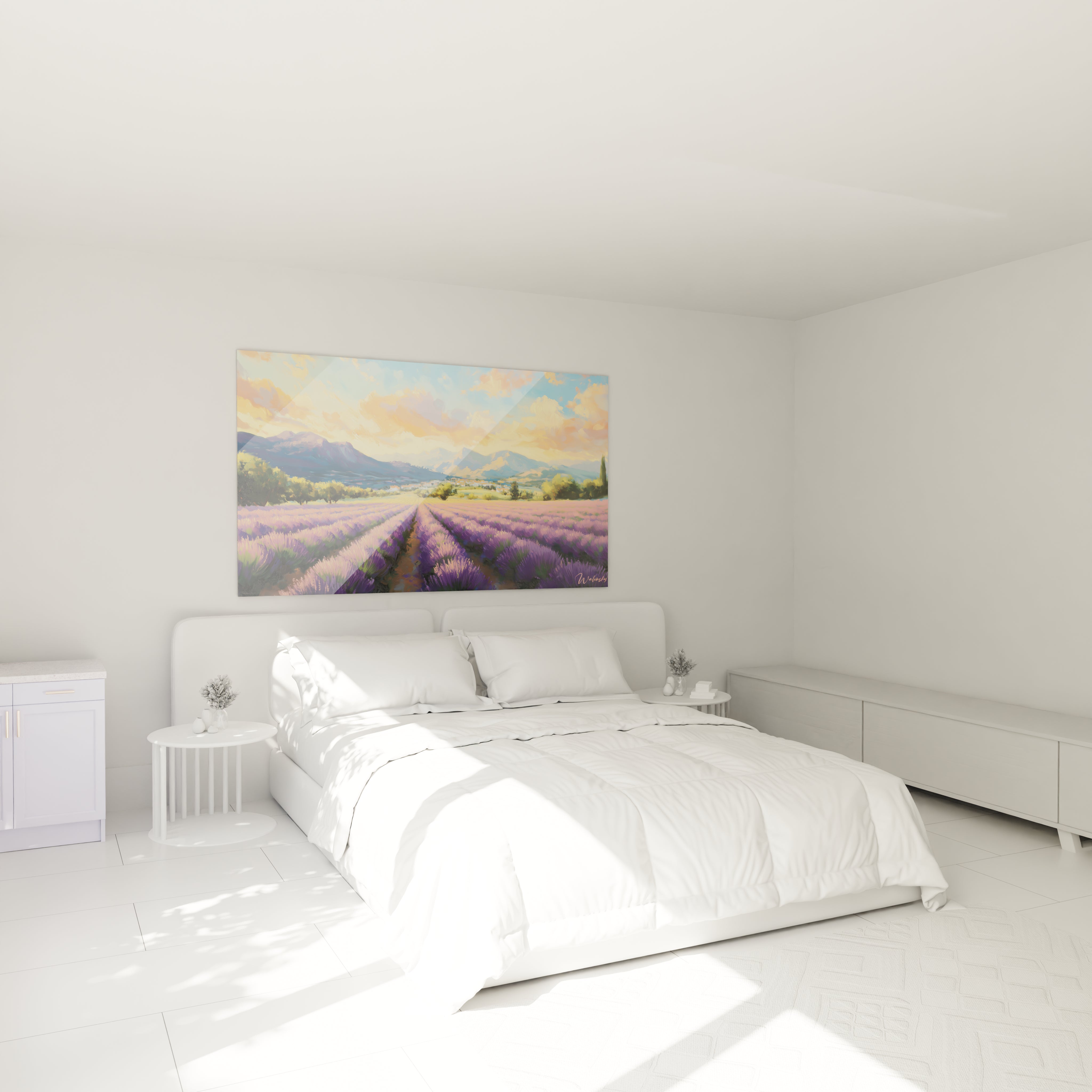 Un tableau représentant un vaste champ de lavande aux teintes violettes et mauves disposé en lignes convergentes avec des montagnes bleutées à l'horizon et un ciel coloré au coucher du soleil.
