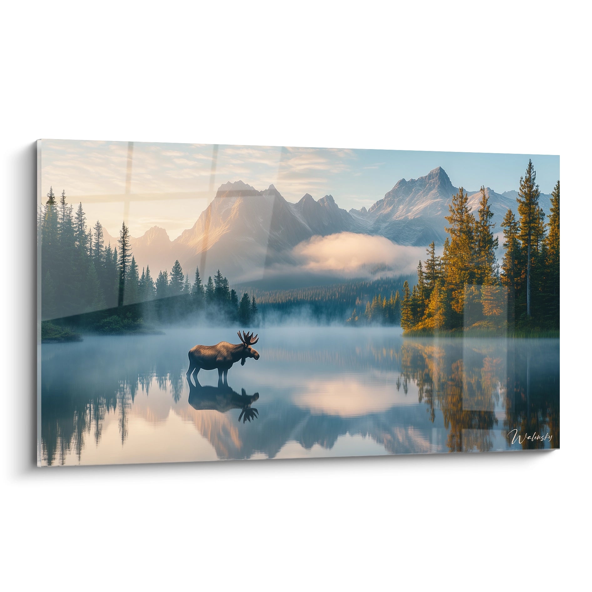 Un tableau montagne avec orignal se tenant dans un lac brumeux au lever du soleil, reflétant les imposants sommets alpins dans l'eau cristalline, encadré par des conifères dorés et verts sous un ciel bleu pâle.
