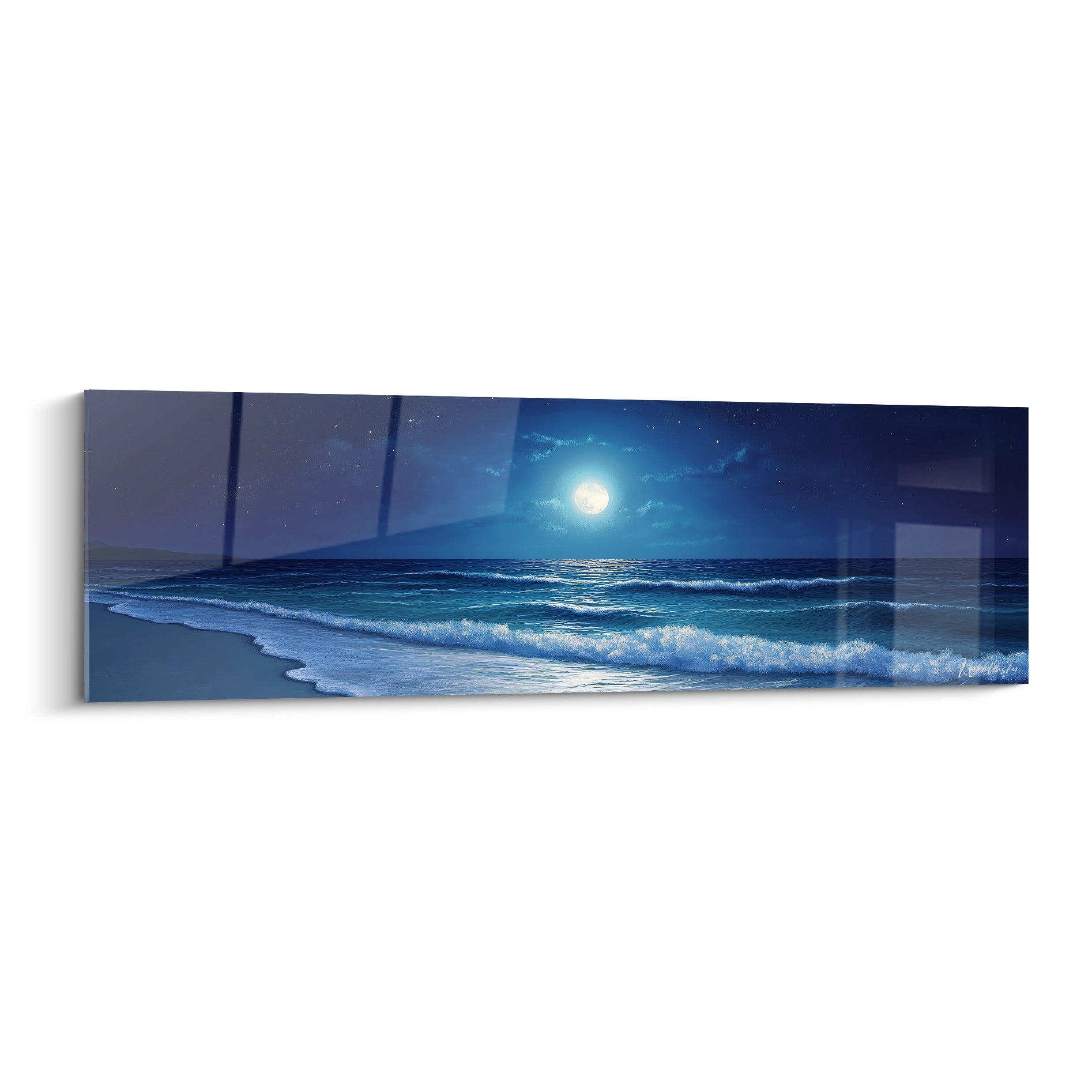 Un tableau plage nocturne représentant un océan aux vagues bleues déferlant sur le rivage, éclairé par une pleine lune brillante dans un ciel bleu profond parsemé d'étoiles, avec des reflets argentés scintillant sur la surface ondulée de l'eau.
