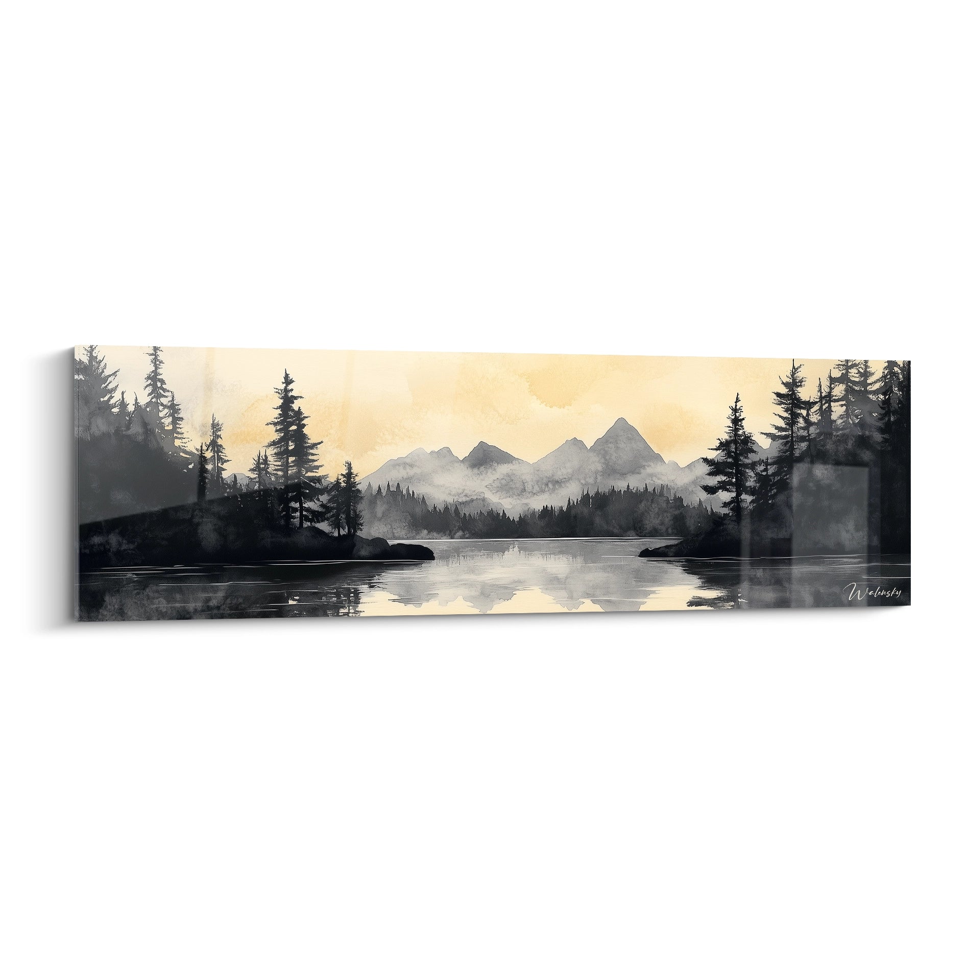 Un tableau montagne représentant un lac calme reflétant des sommets brumeux en arrière-plan, encadré par des silhouettes de conifères, dans des teintes de noir, gris et jaune doré, avec une texture aquarelle créant une atmosphère contemplative.
