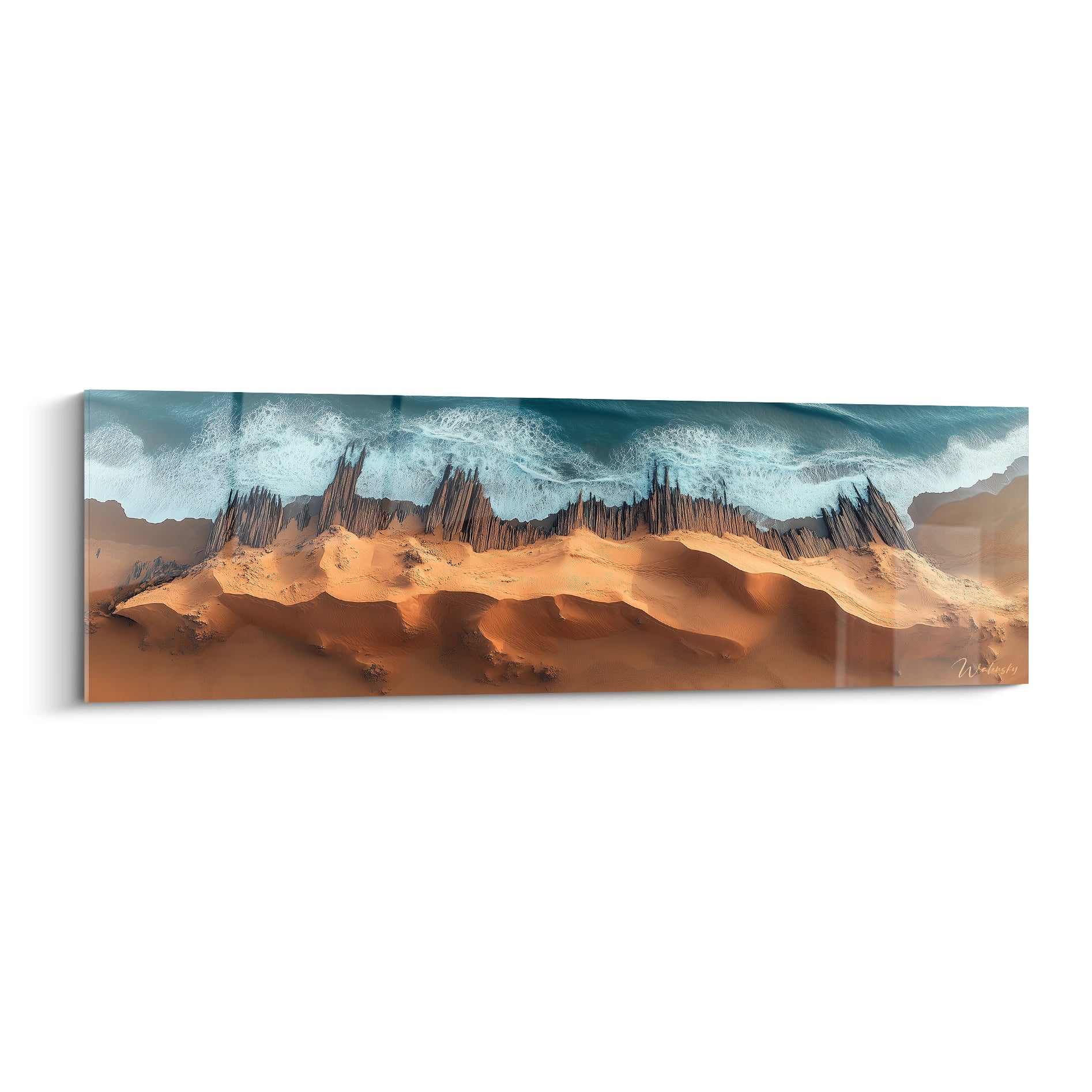 Un tableau plage aérien montrant la rencontre entre océan turquoise et dunes orangées, séparés par des brise-lames en bois sombre. Les vagues écumeuses blanches contrastent avec le sable doré aux ondulations douces, créant une vue panoramique saisissante.
