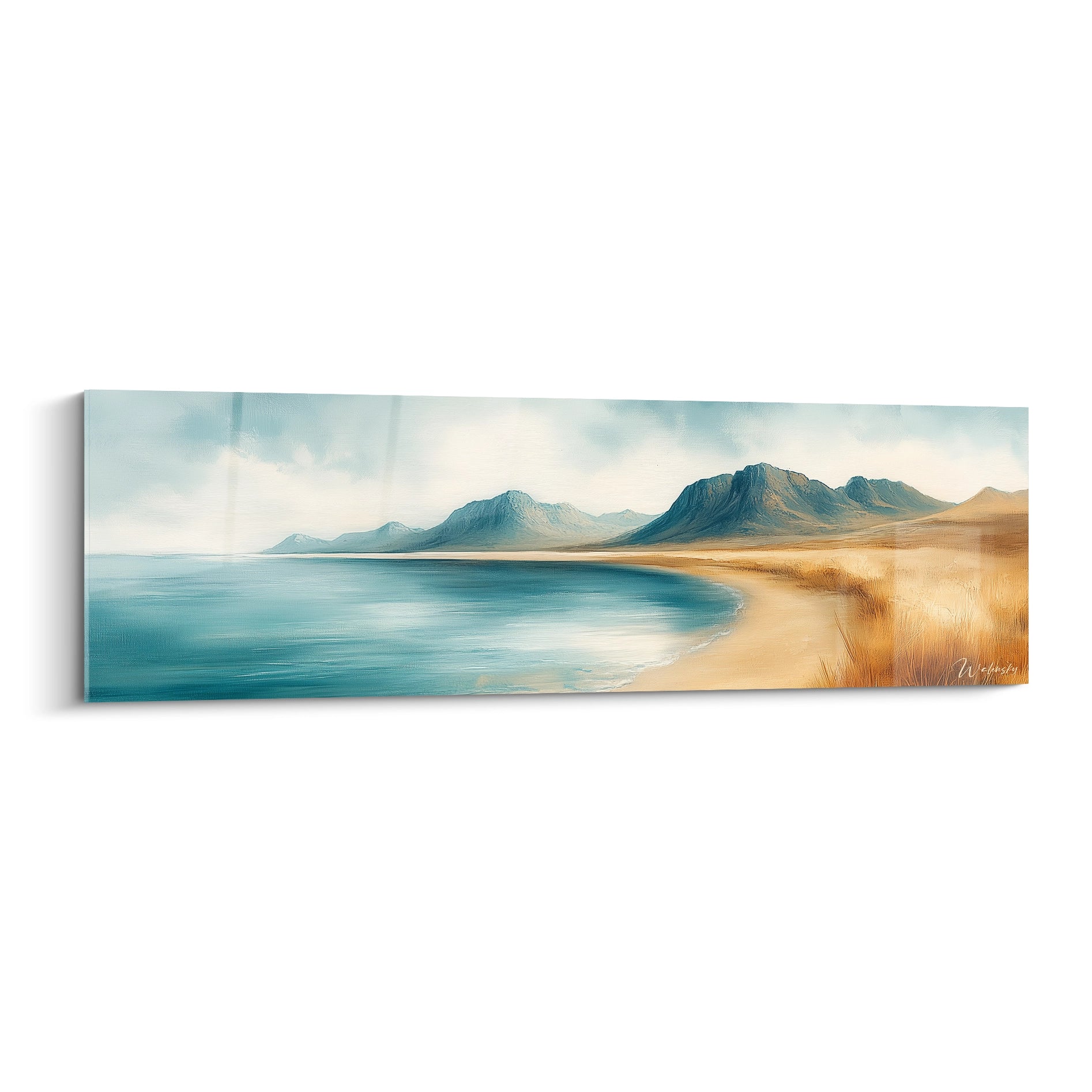 Un tableau plage panoramique présentant une côte déserte avec sable doré, eau turquoise et chaîne de montagnes bleutées à l'horizon sous un ciel nuageux. Les textures douces et la lumière diffuse créent une atmosphère sereine et contemplative.
