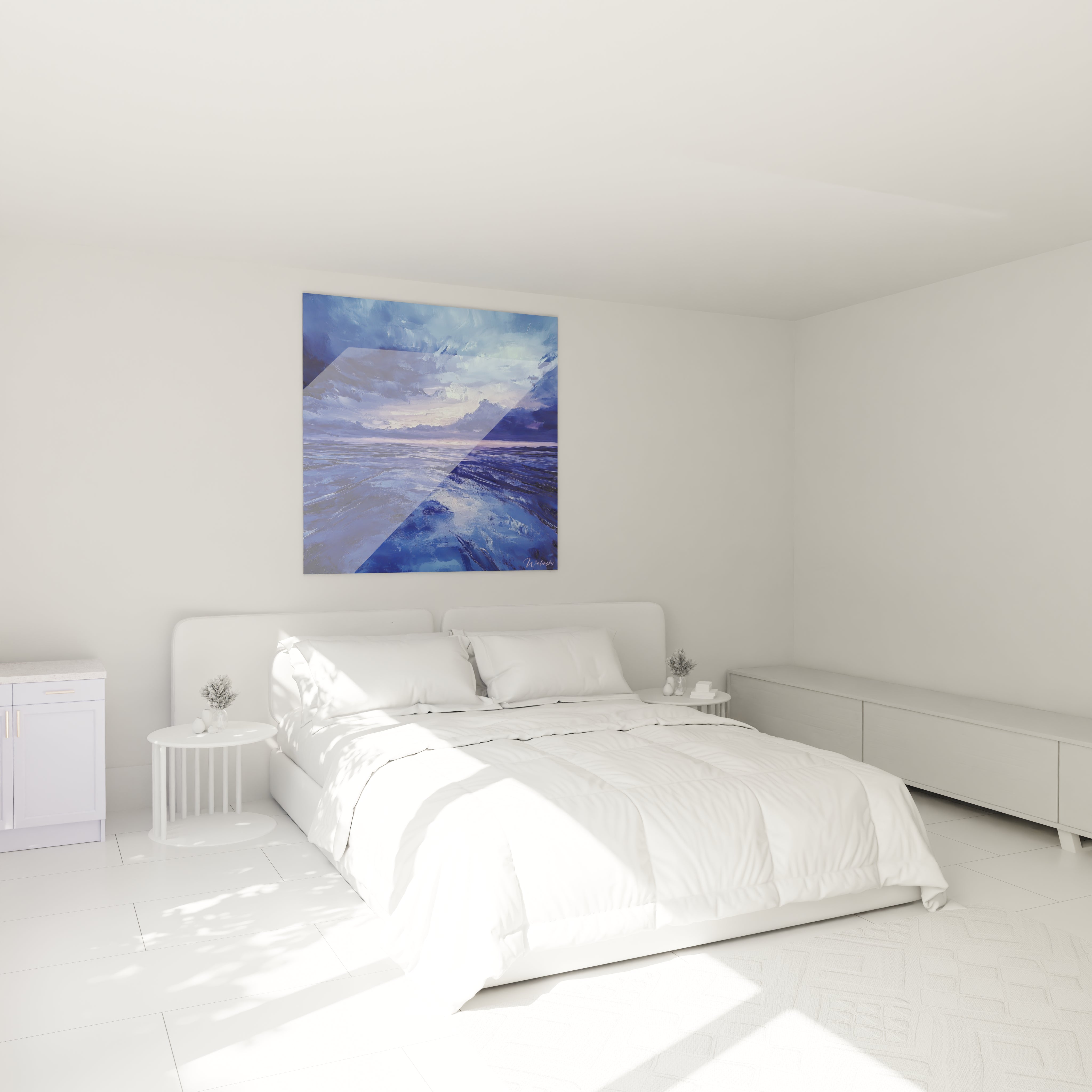 Un tableau mer crépusculaire aux teintes bleues intenses captant l'immensité de l'océan s'étendant vers l'horizon. La lumière douce filtre à travers les nuages, illuminant la surface ondulante de l'eau avec des touches roses délicates.
