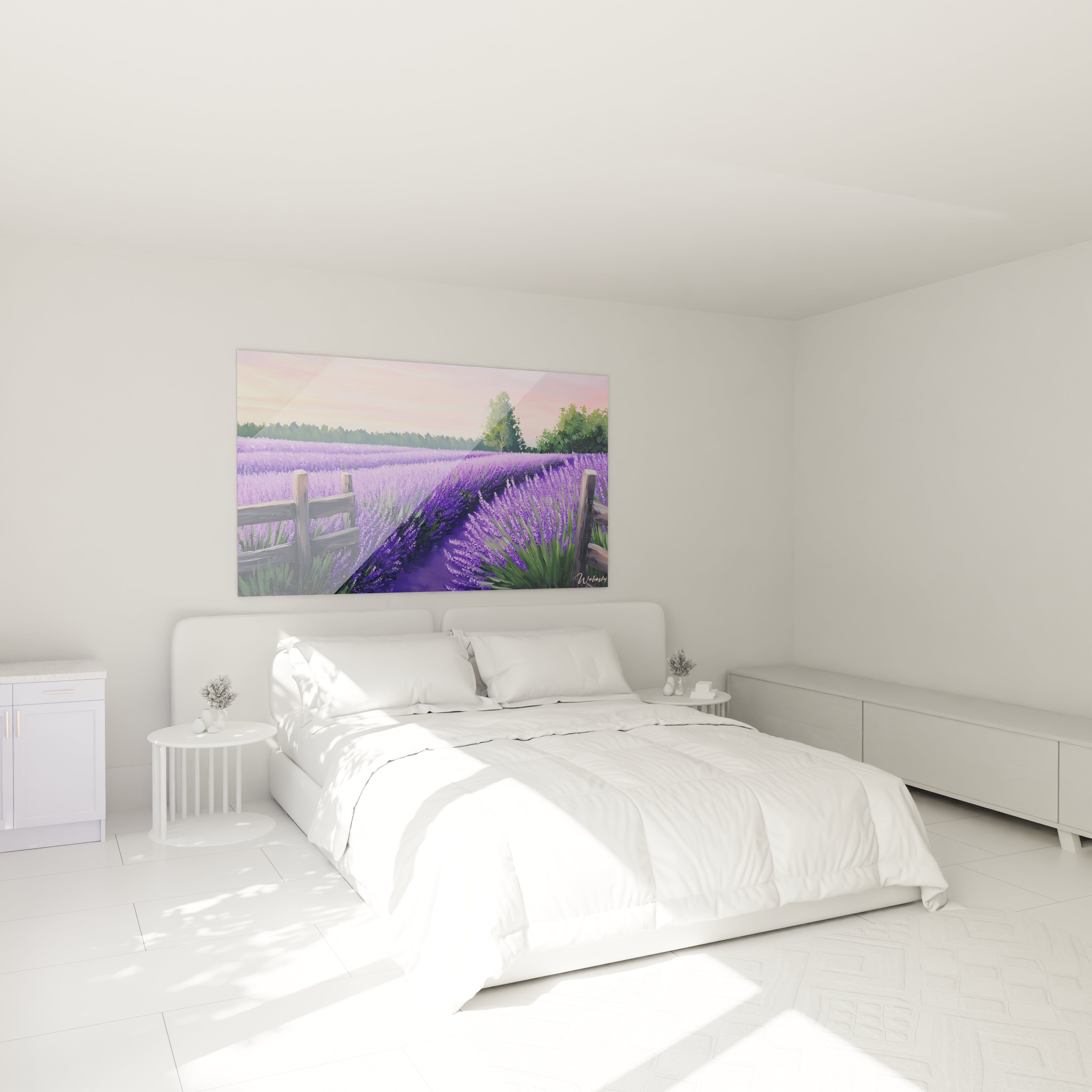 Tableau représentant des champs de lavande en fleurs avec des tons violets dominants, un chemin central bordé de clôtures rustiques sous un ciel pastel.
