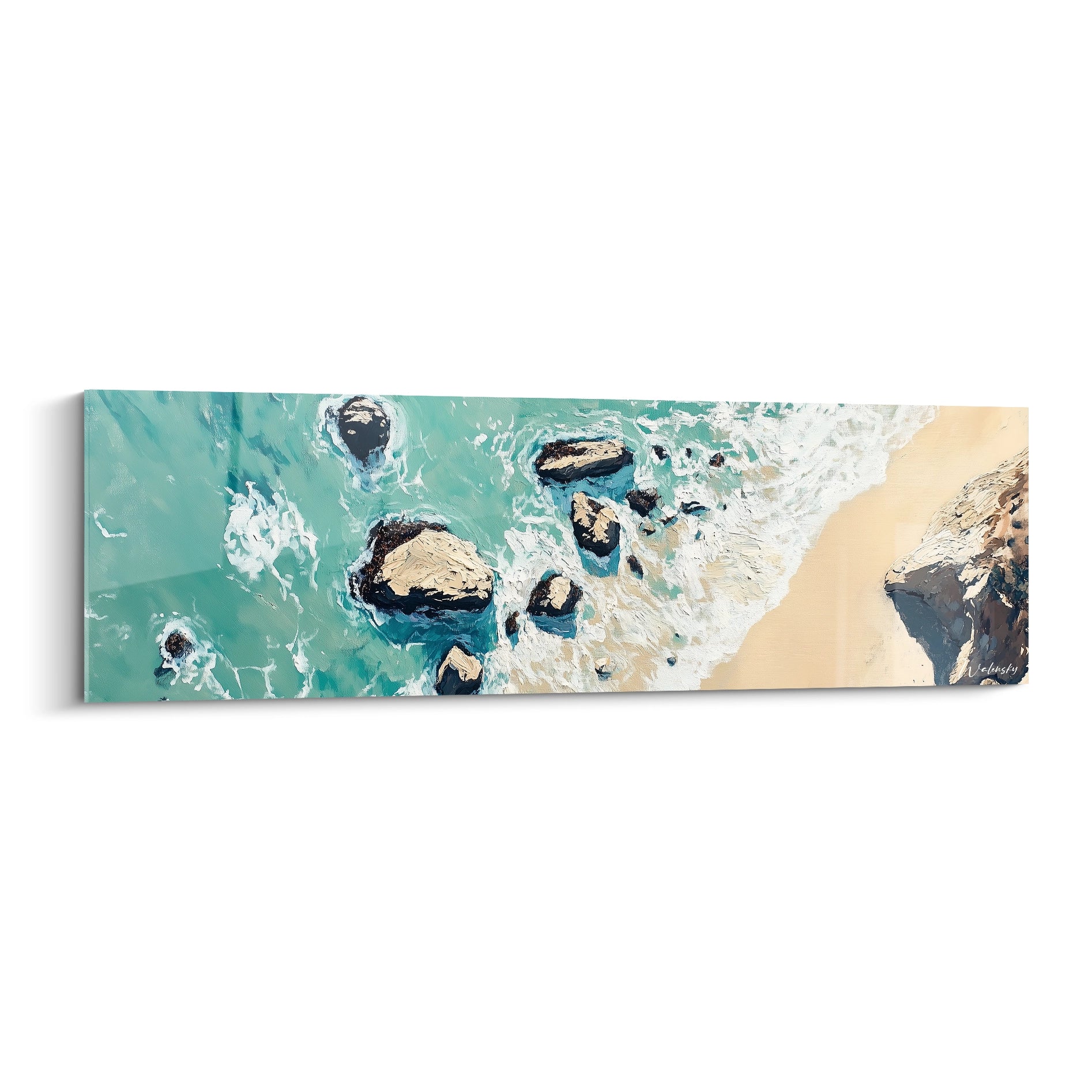 Un tableau marin aérien représentant une plage avec rochers émergeant d'une eau turquoise vibrante, écume blanche éclaboussante, et sable doré, offrant une perspective en hauteur des vagues frappant les formations rocheuses.
