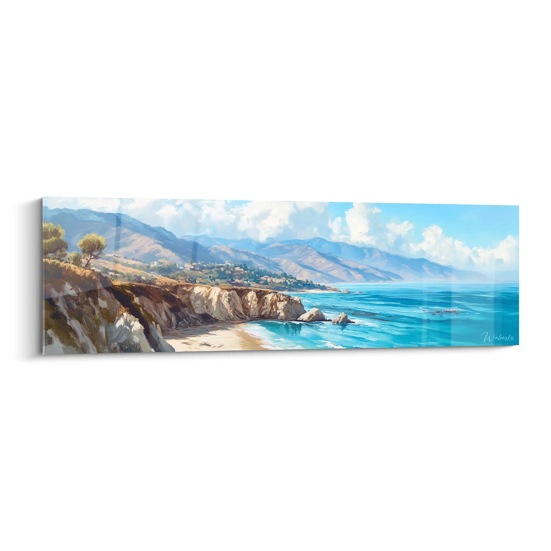 Un tableau côtier représentant des falaises escarpées surplombant une plage dorée et une mer turquoise, avec des montagnes bleutées à l'horizon sous un ciel lumineux parsemé de nuages blancs, offrant une perspective panoramique méditerranéenne.
