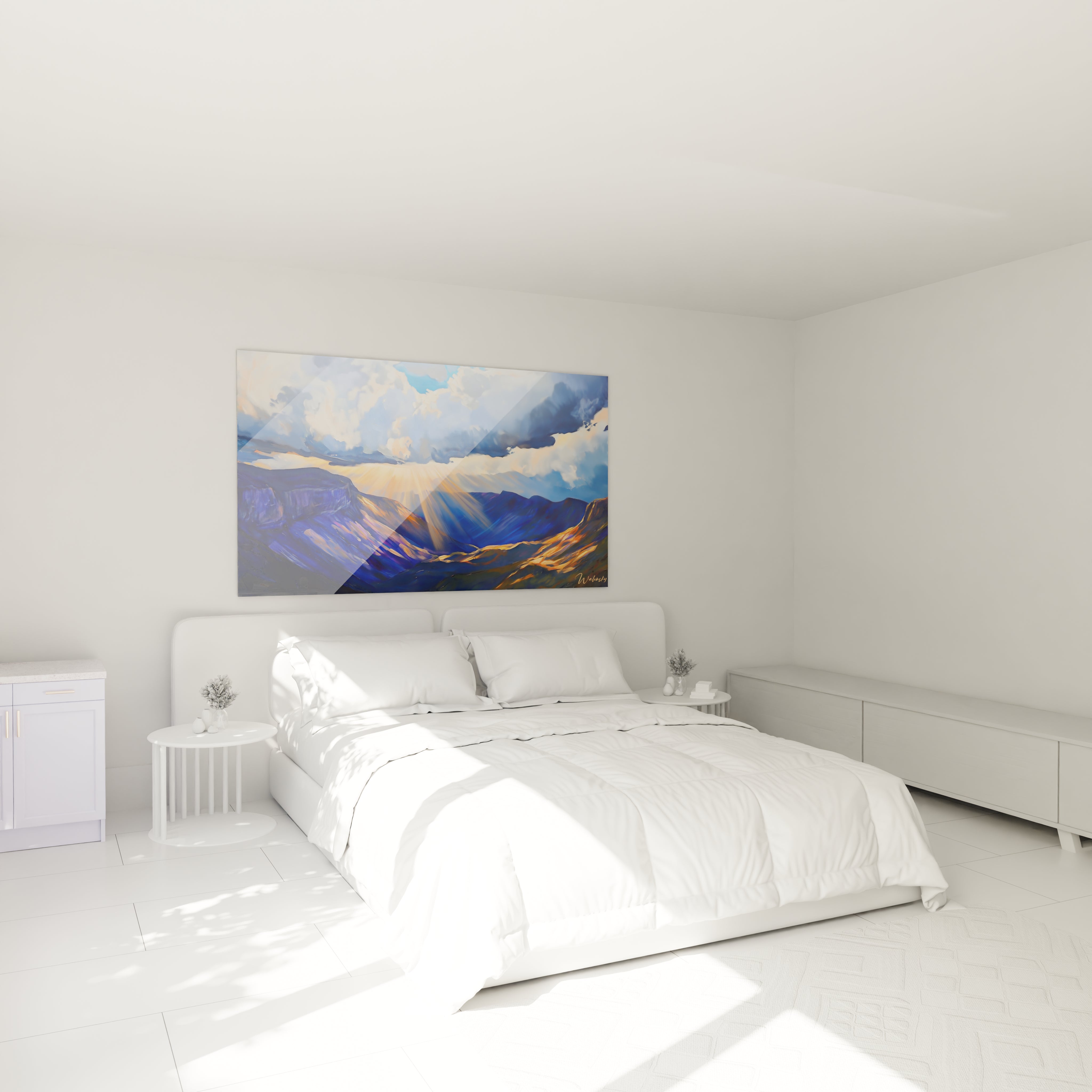 Un tableau illustrant une scène montagneuse au crépuscule où des faisceaux lumineux orange traversent un ciel nuageux, illuminant des crêtes alpines bleu marine dans une composition atmosphérique
