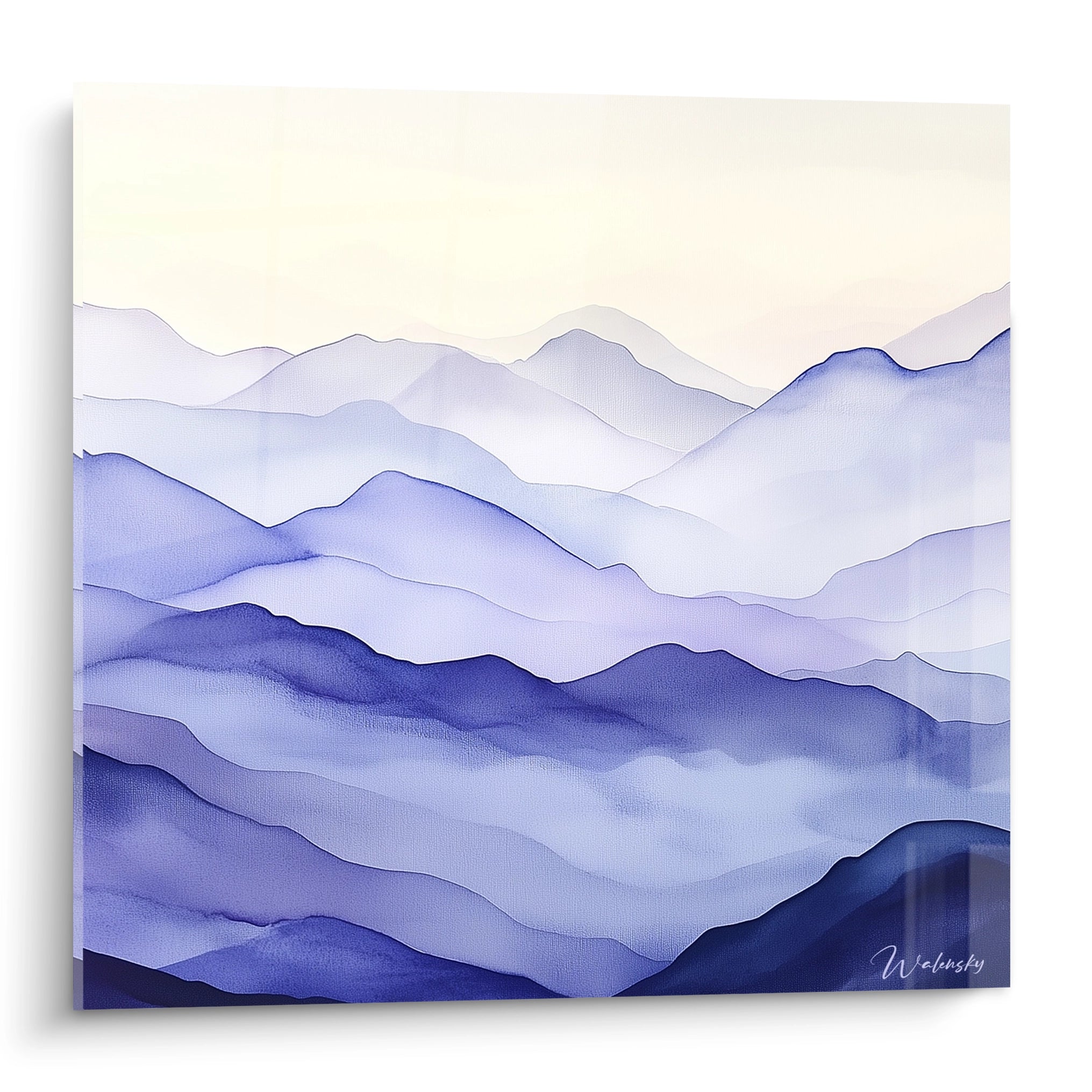 Un tableau mer représentant des vagues stylisées en couches superposées, avec des dégradés de bleu et violet créant une profondeur atmosphérique, textures d'aquarelle fluides et transparentes évoquant la sérénité marine.
