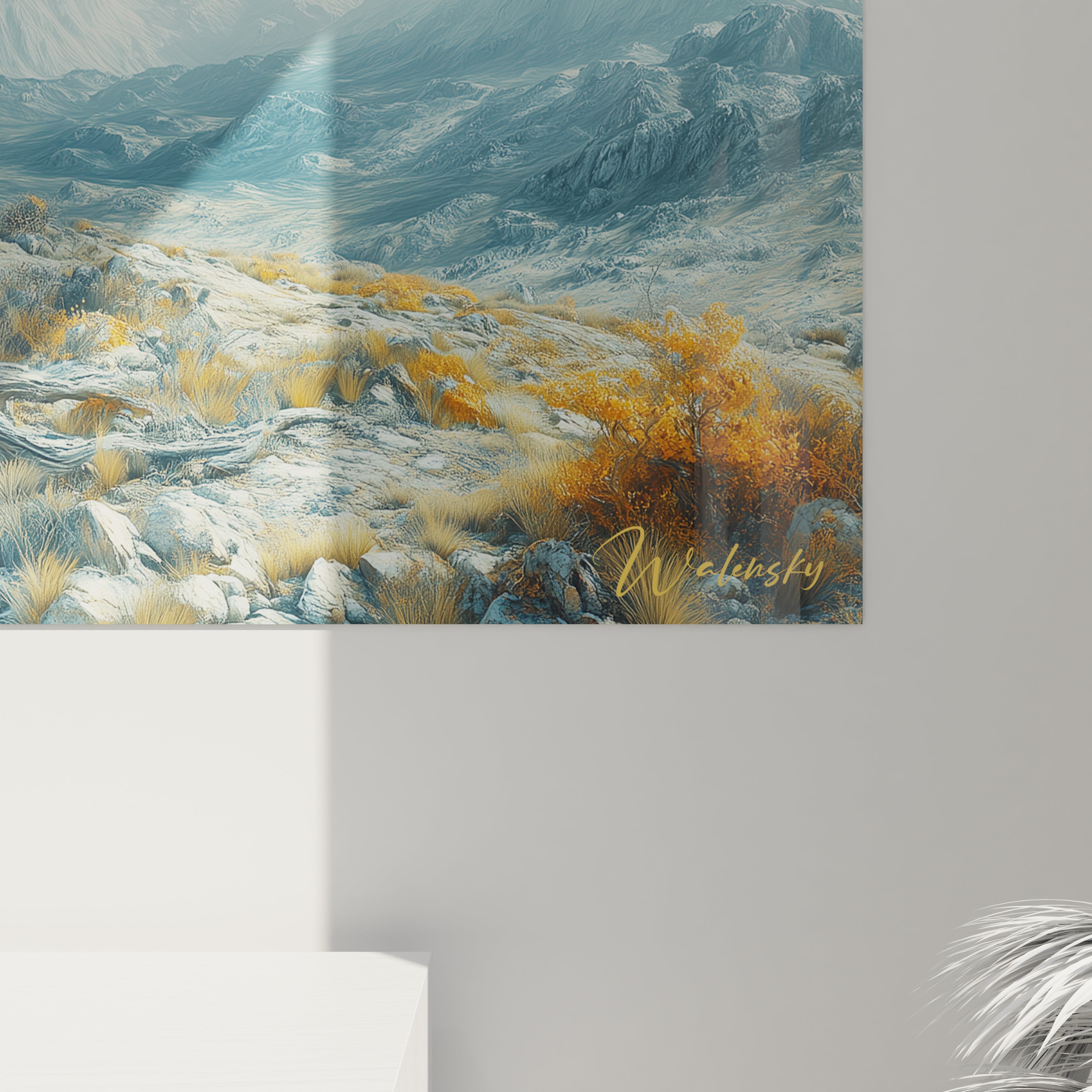 Scène de montagne dans un tableau montrant un arbre centenaire doré, des rochers gris texturés et des pics neigeux sous des nuages sombres

