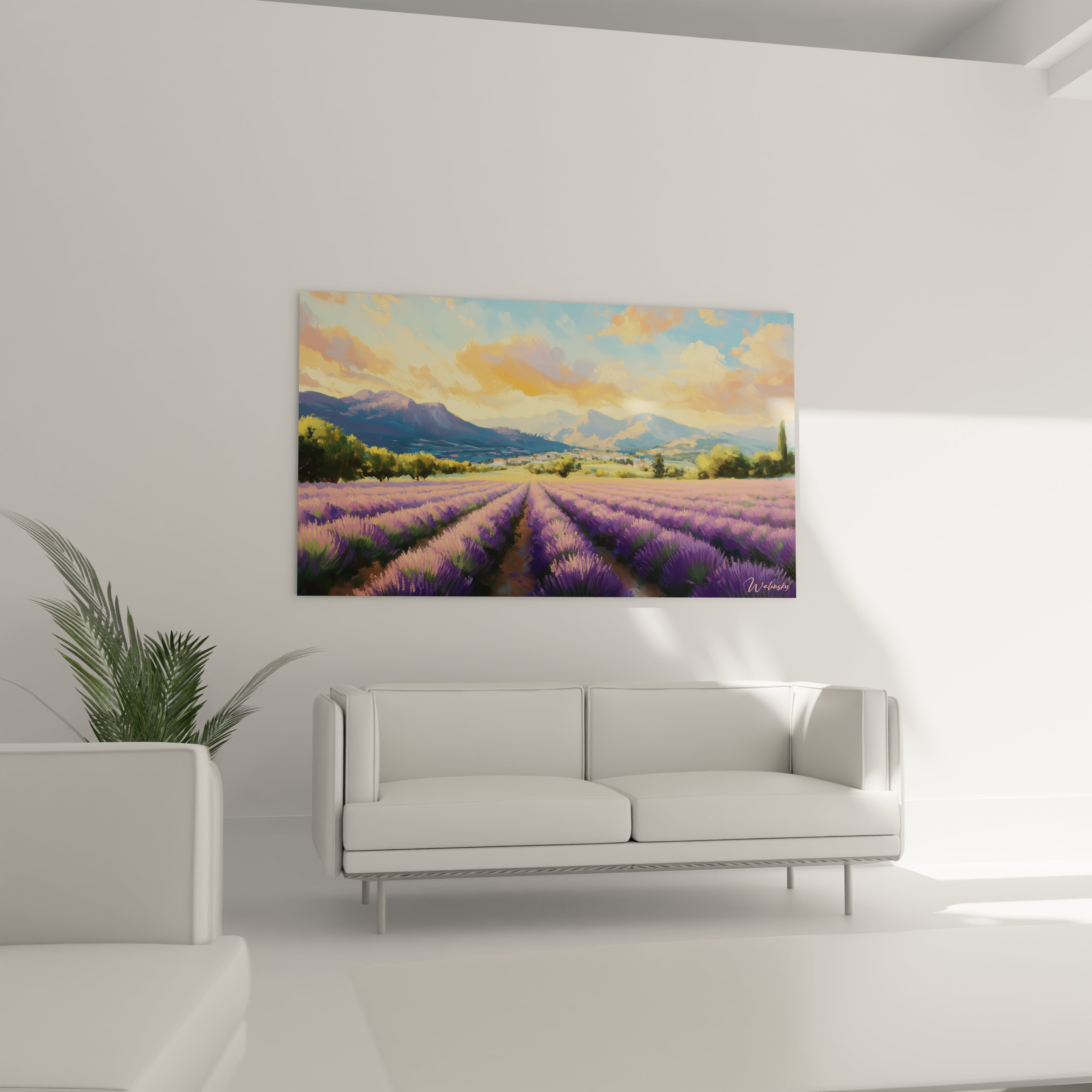 Un tableau artistique montrant un paysage de champs de lavande violets en rangées parallèles devant une chaîne montagneuse aux tons bleus avec un ciel crépusculaire aux nuances orange et rose.
