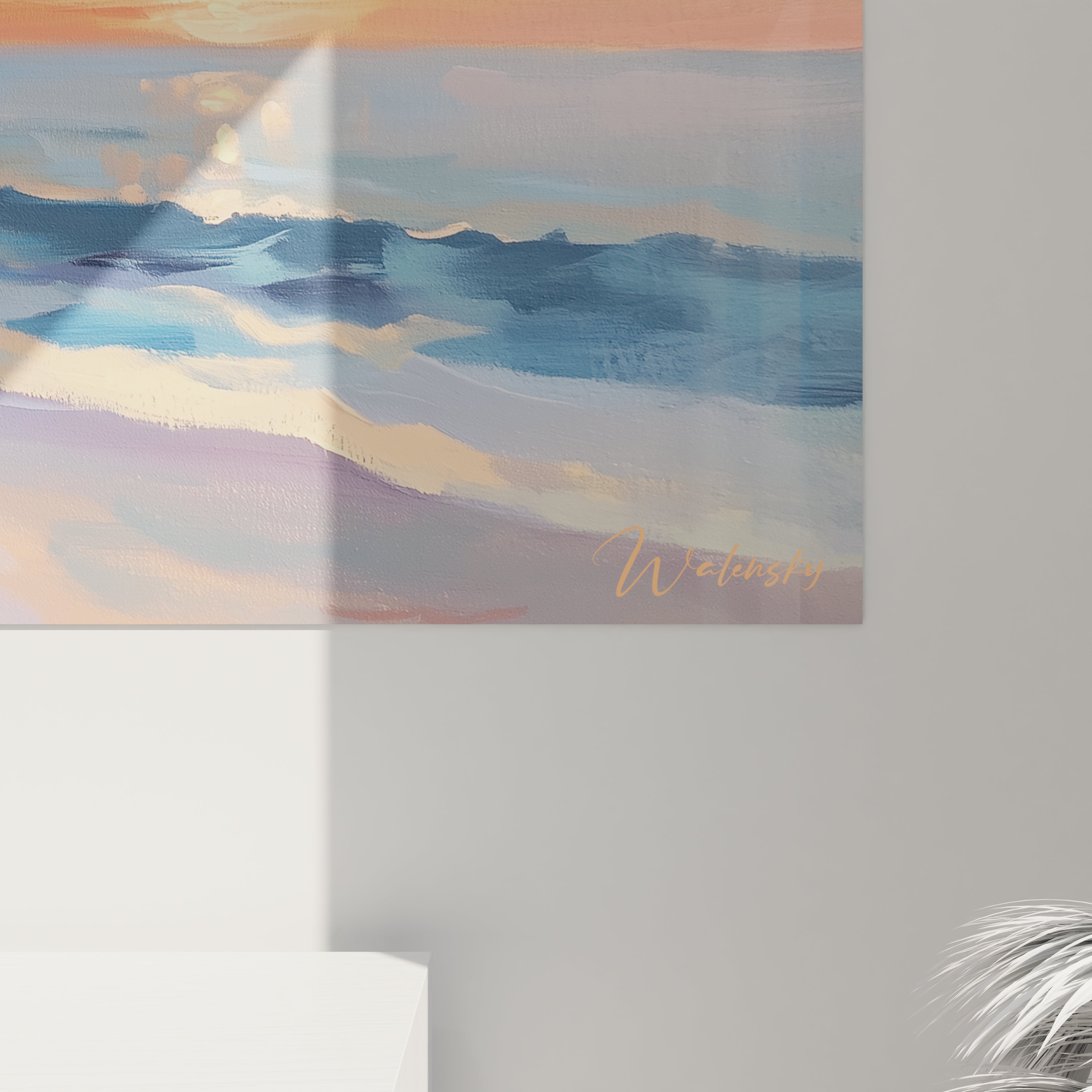 Art mural plage présentant une vue côtière crépusculaire, composée de palmiers au premier plan, d'un ciel embrasé d'orange et de rose, et d'un océan aux reflets dorés sur fond bleu turquoise.
