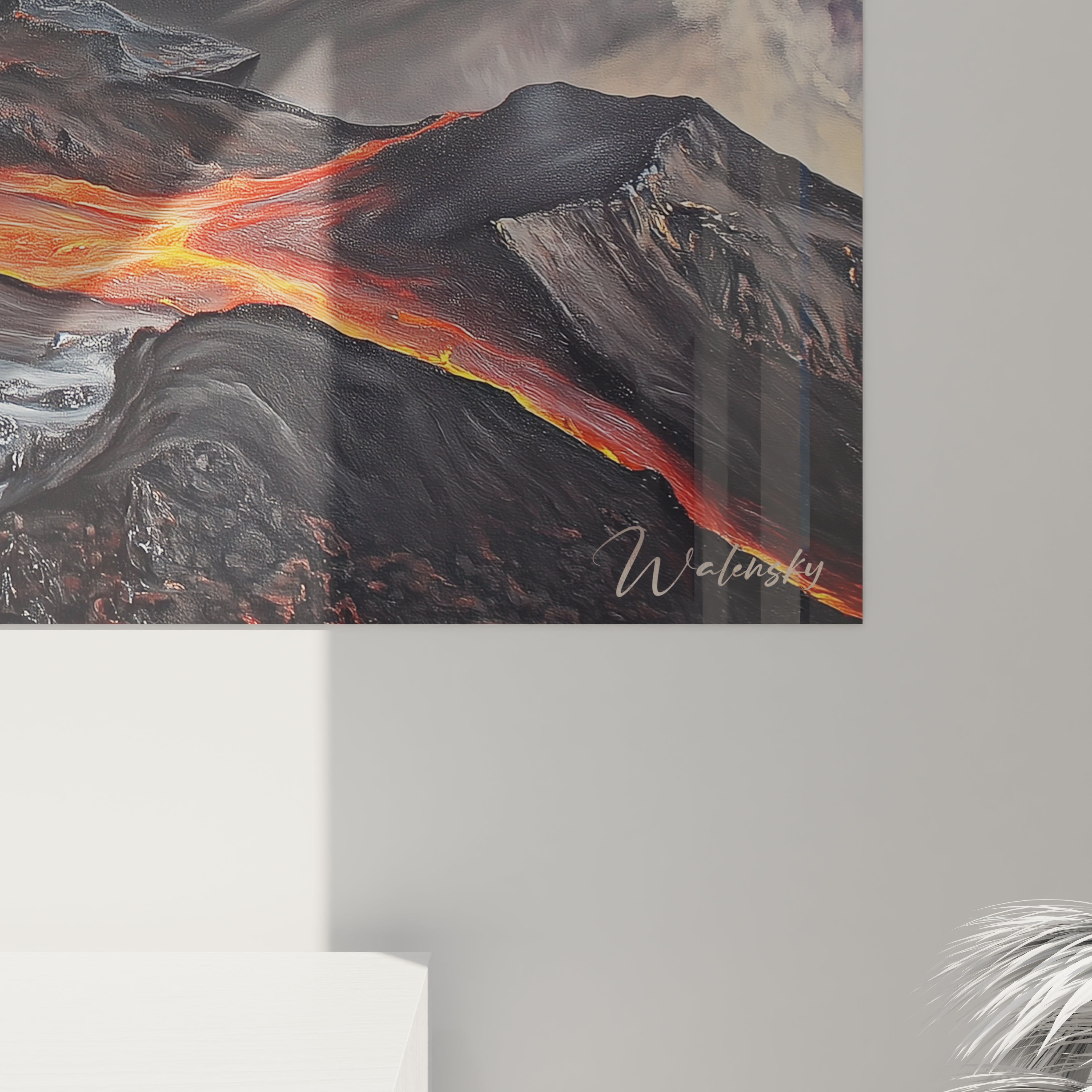 Tableau d'éruption volcanique avec montagnes anthracite texturées, coulées de lave orange-rouge éclatantes, nuages de fumée blanche et ciel dégradé de bleu et doré, capturant la force brute de la nature.
