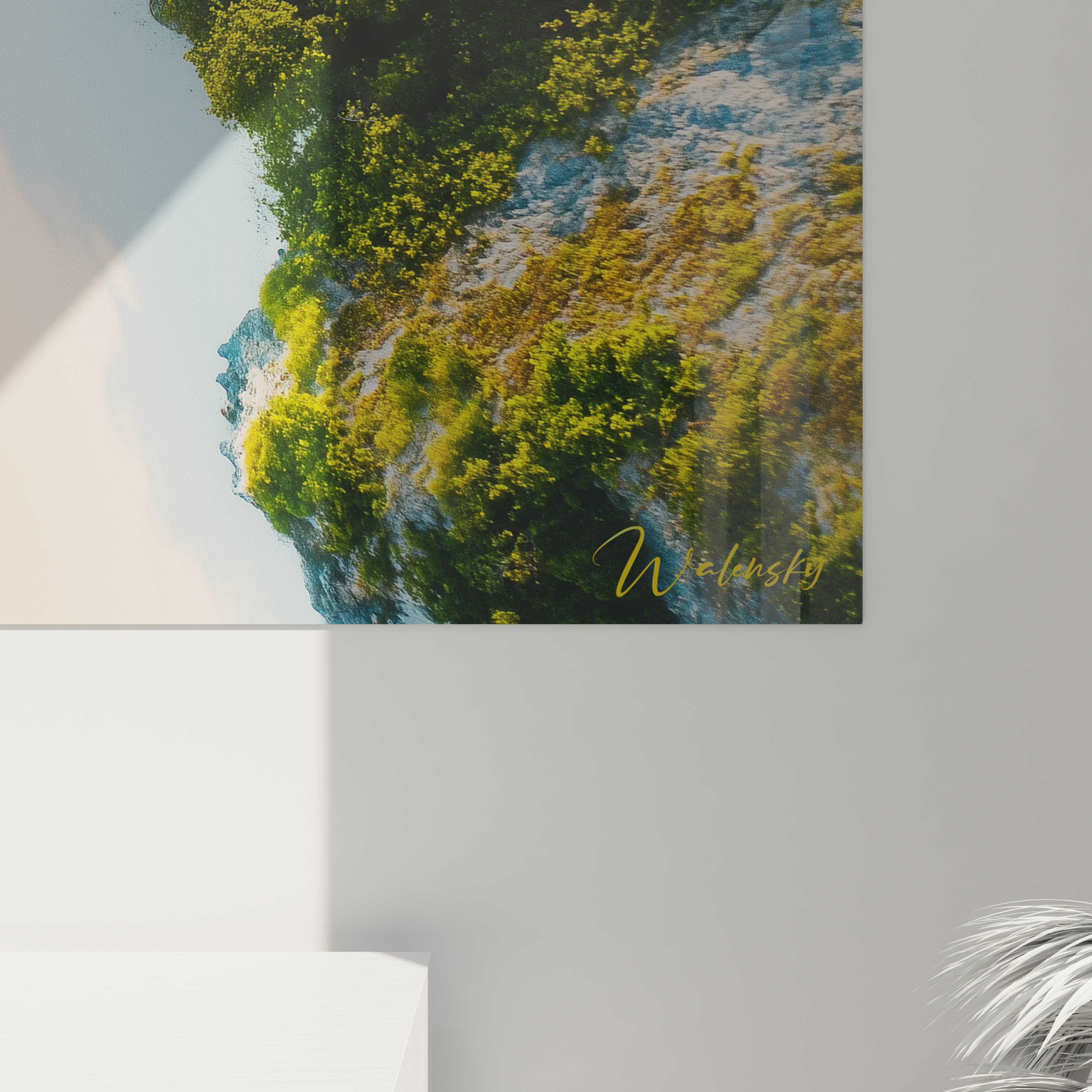 Tableau plage illustrant un lagon paradisiaque vu d'en haut avec des eaux turquoise translucides, une végétation tropicale vert émeraude et des effets d'ombres créant des motifs sur la surface aquatique.
