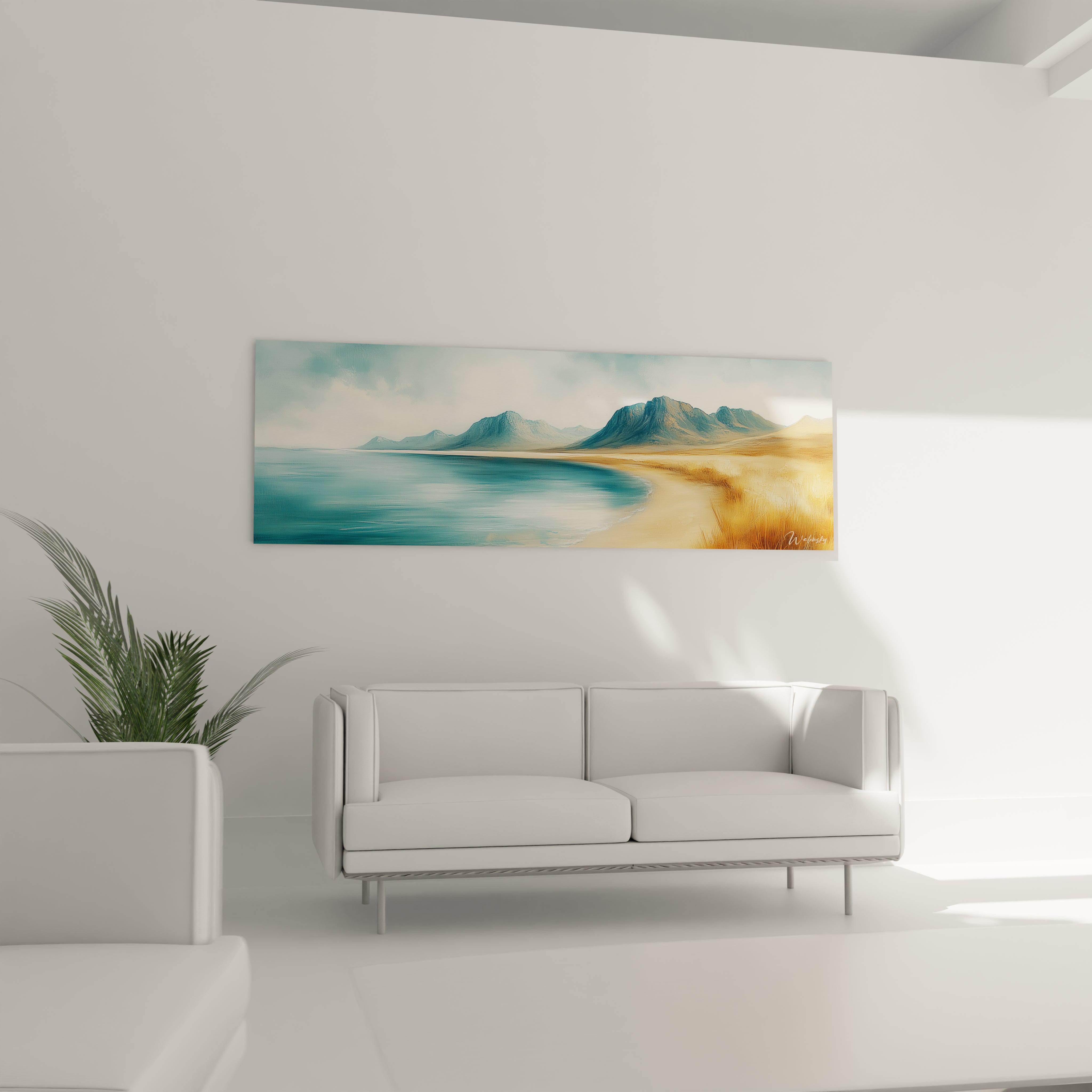Un tableau plage représentant un littoral sauvage aux tons bleus, beiges et blancs. La composition horizontale capture la rencontre entre des herbes dorées sur le sable, une eau calme aux reflets lumineux et une chaîne montagneuse imposante baignée dans une lumière douce.
