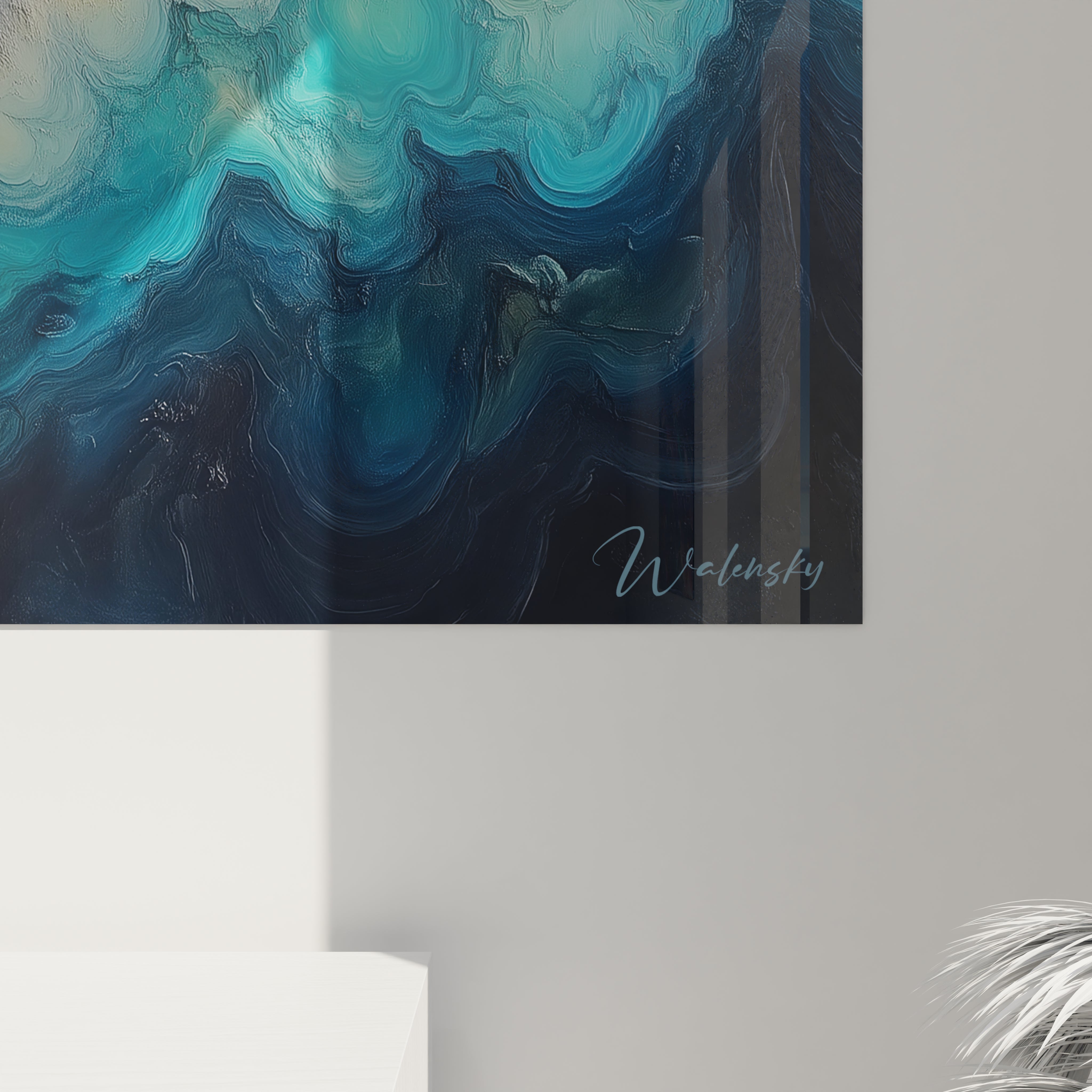 Un tableau d'aurore cosmique présentant une source lumineuse orangée centrale qui irradie à travers des vagues bleu turquoise et indigo, créant une atmosphère mystique avec des voiles blancs vaporeux en mouvement.
