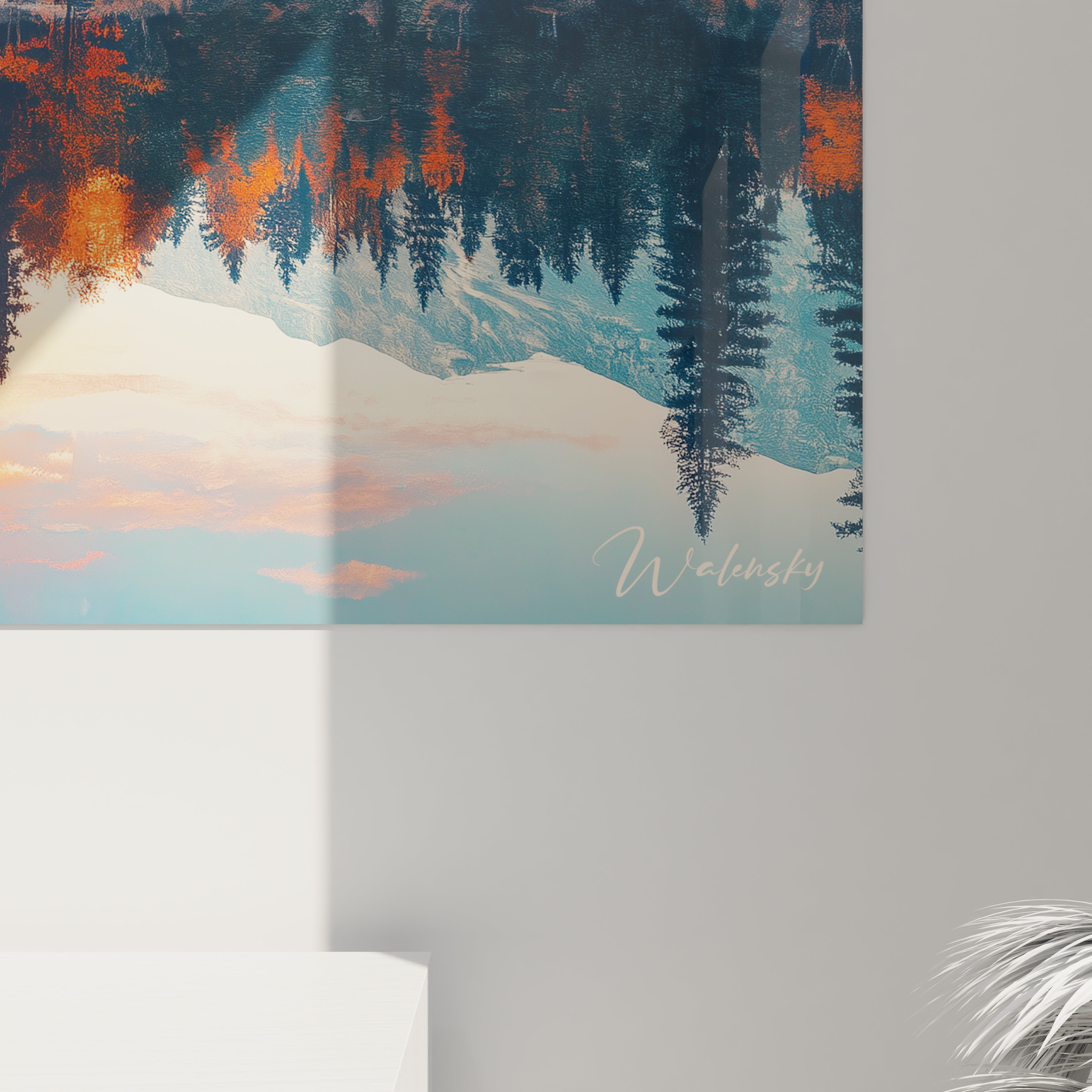 Un tableau forêt alpine représentant un paysage montagneux symétrique avec une surface d'eau immobile qui duplique l'image des arbres automnaux orange vif et des conifères vert foncé, sous un ciel aux teintes pastel.
