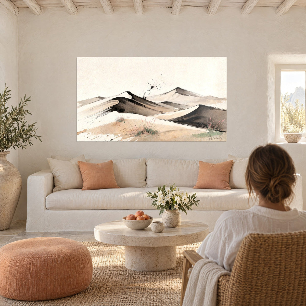 Gemälde Wüstendünen in Aquarell, Ocker und Anthrazit, schwarze Tuschekämme und Spritzer, über einem Sofa in einem hellen Wohnzimmer
