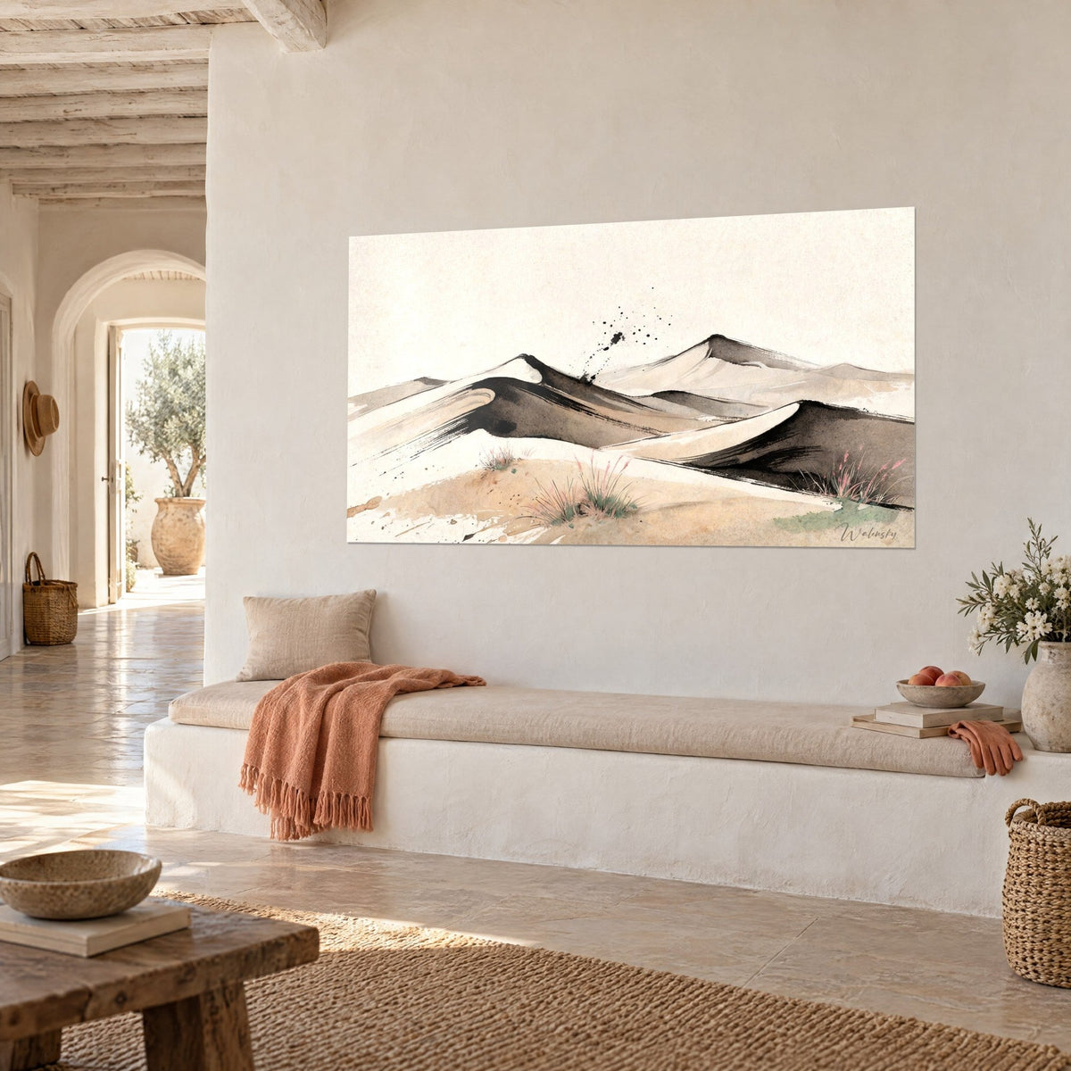 Gemälde Sandkämme mit trockenem Pinsel gestaltet, cremebeige und dunkelbraun, an einer weißen Wand neben einer Steinbank