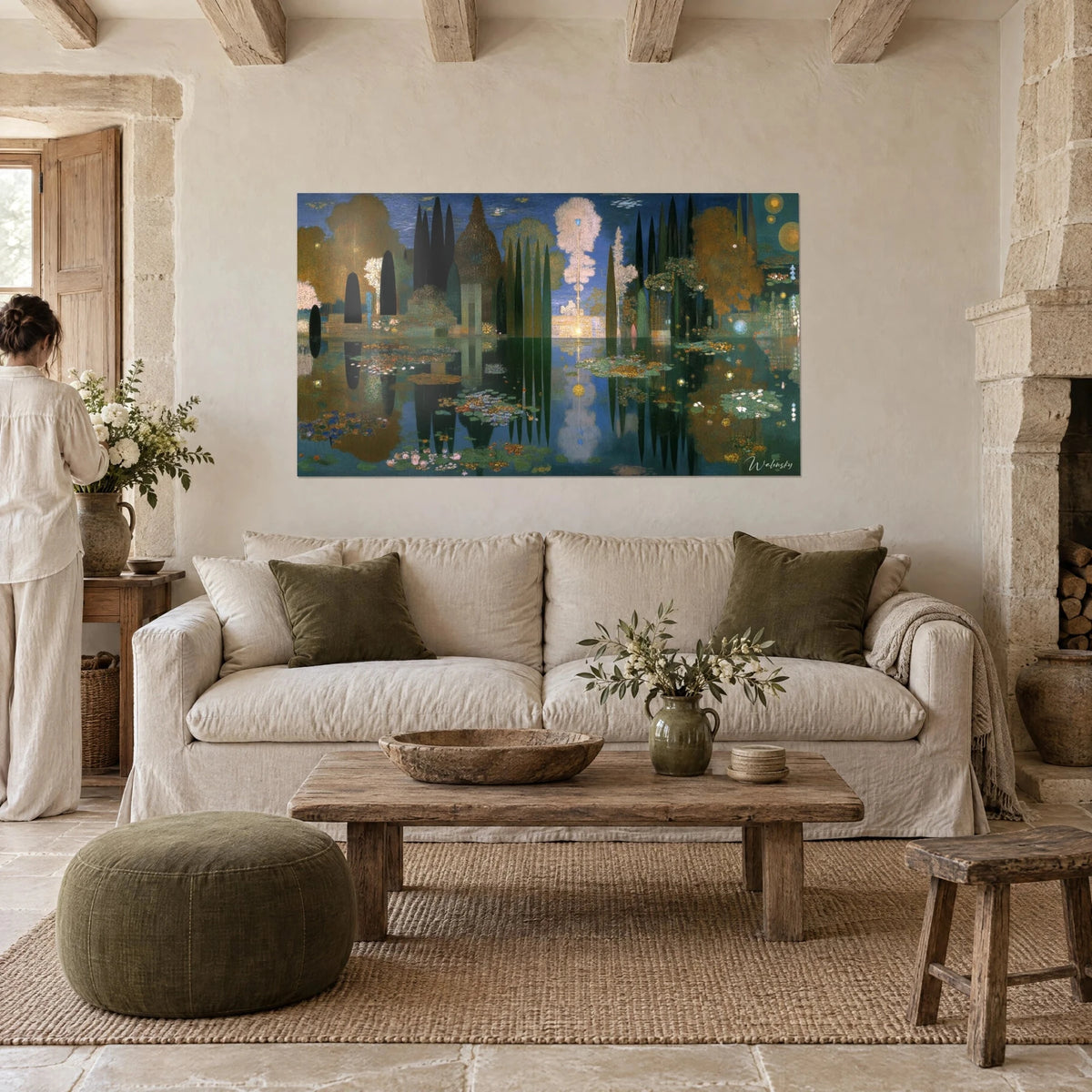 Tableau jardin d'eau symboliste, cyprès noirs et arbres ocre sur reflets bleu nuit, au-dessus d'un canapé dans un salon lumineux