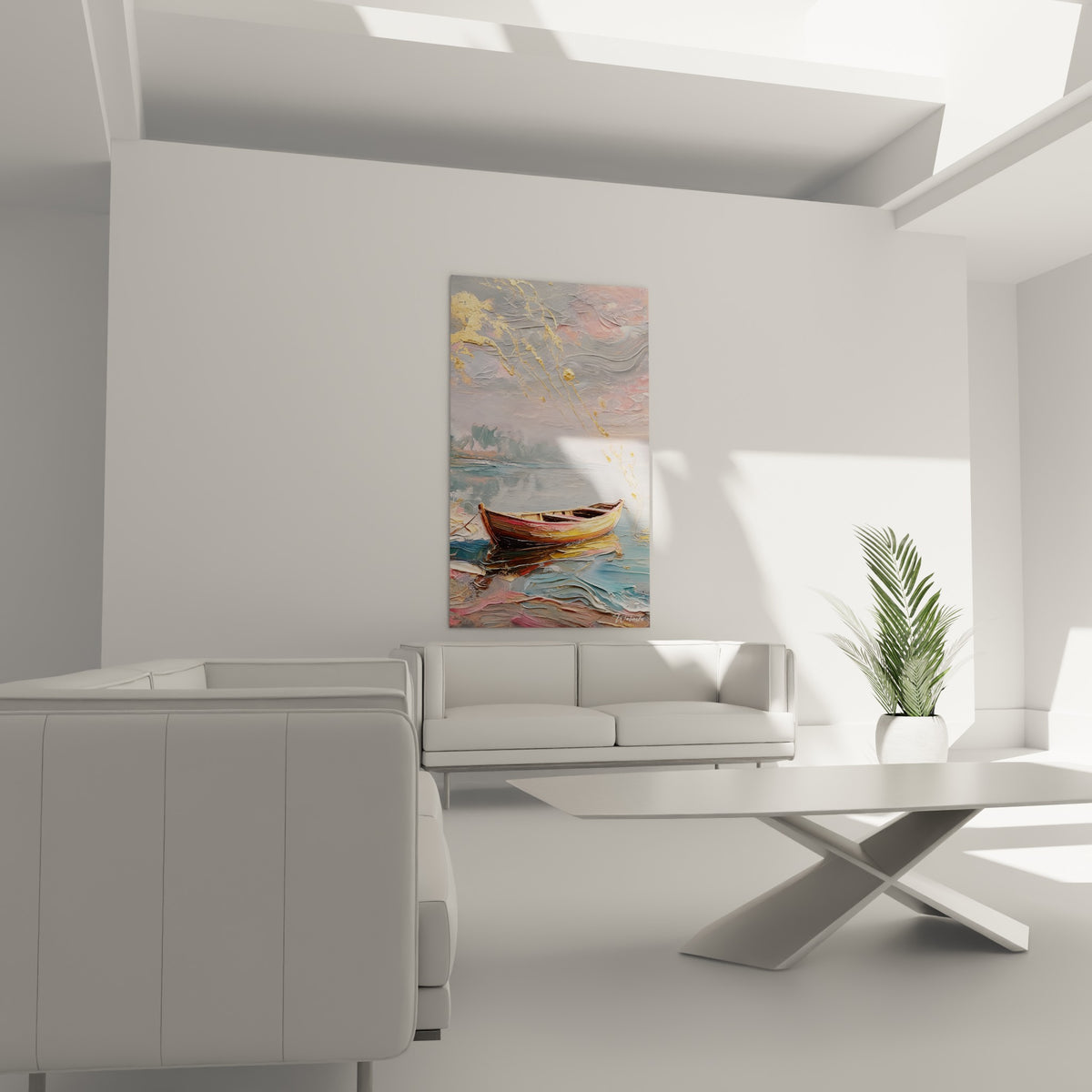 Petite barque brune et dorée sur reflets bleu pastel, au-dessus d'un canapé dans un salon lumineux