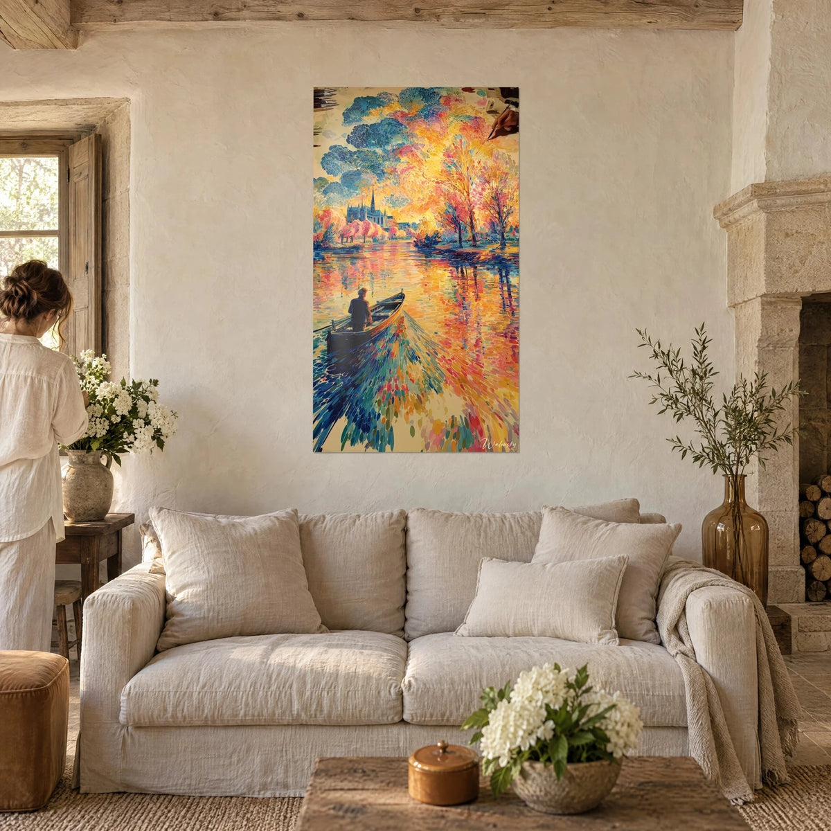 Tableau barque solitaire glissant sur un fleuve rose et orangé, arbres pointillistes, au-dessus d'un canapé dans un salon lumineux