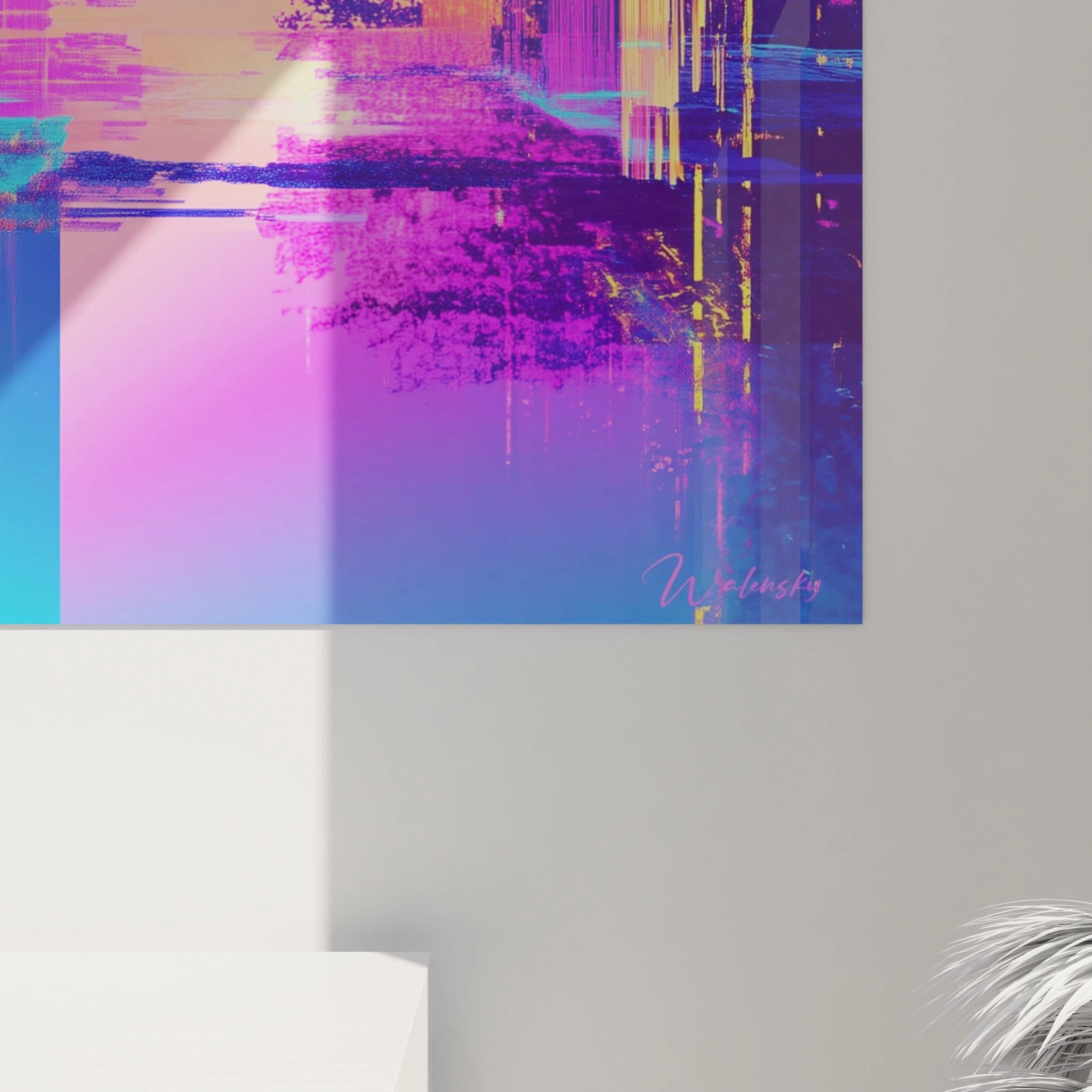 Tableau New York abstrait avec couleurs violet et bleu signé Walensky accroché sur un mur gris