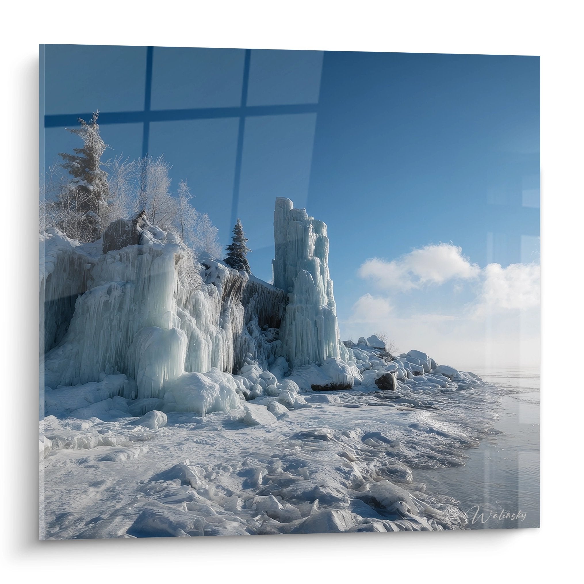 Tableau paysage glacé avec formations de glace spectaculaires et ciel bleu hivernal