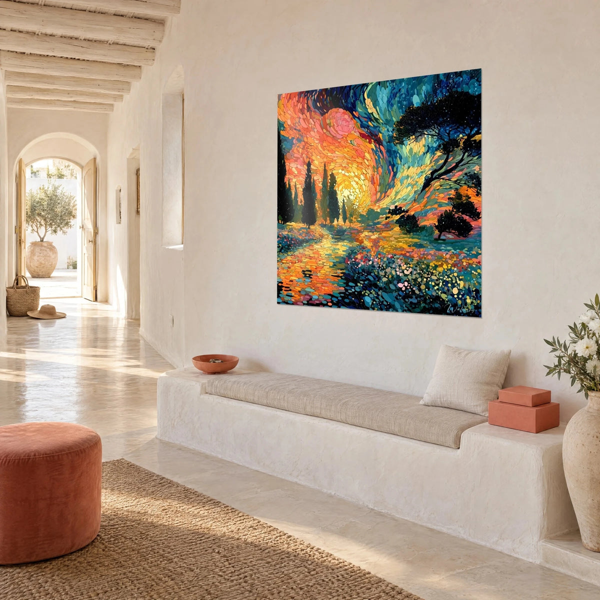 Tableau couchant vibrant aux touches rondes orange et turquoise, pin noir penché, accroché sur un mur blanc, vue de trois-quarts