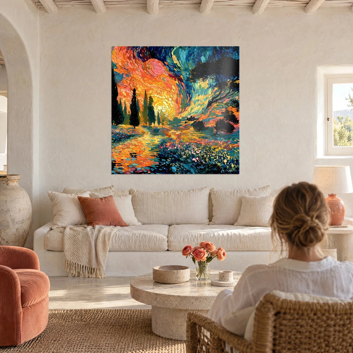 Tableau paysage pointilliste, soleil jaune pâle en spirale orange et corail, cyprès sombres, au-dessus d'un canapé dans un salon lumineux