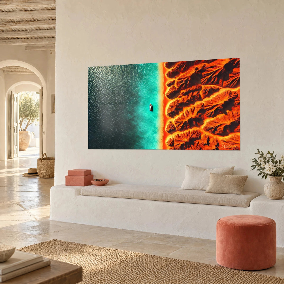 Gemälde Smaragdmeer vor brennend orangefarbenen Sandkämmen, hängend in einem mediterranen Haus im Dreiviertelblick