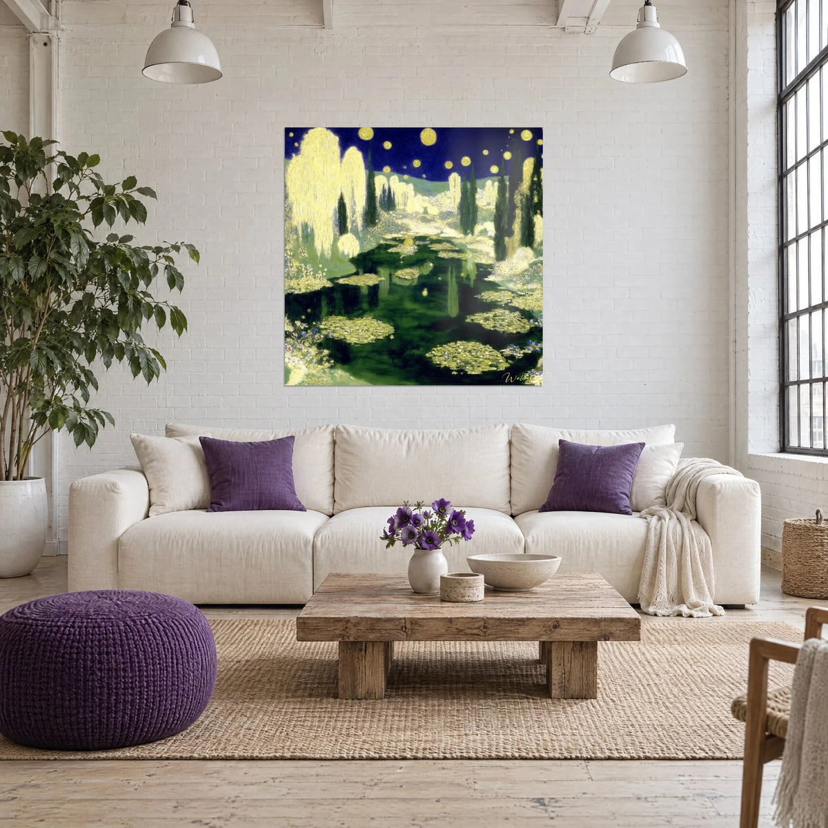 Schilderij nachtelijke tuin met gouden wilgen en groene cipressen, middernachtblauwe lucht bezaaid met manen, boven een bank in een lichte woonkamer